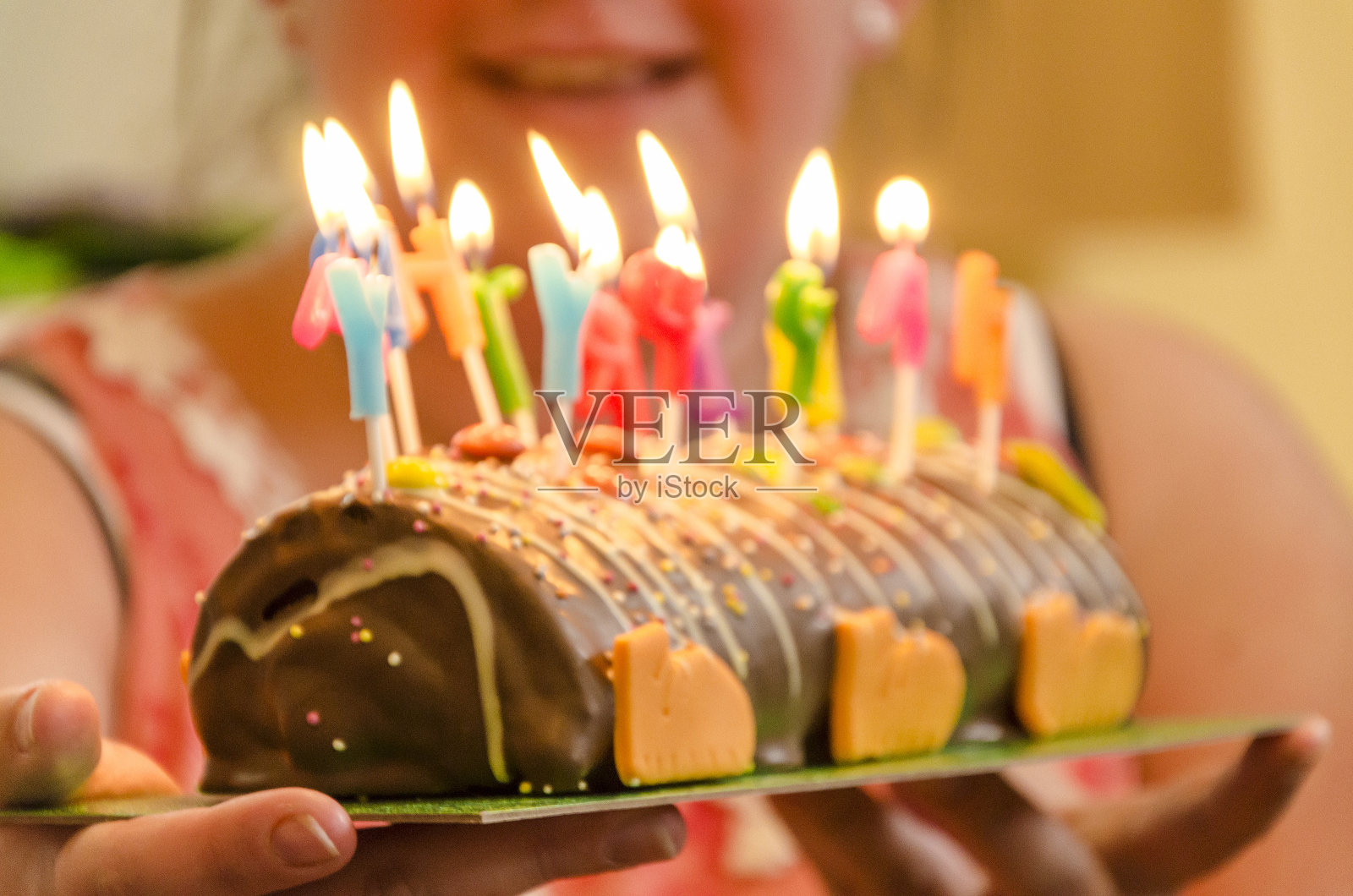 拿着生日蛋糕的女人的腹部照片摄影图片