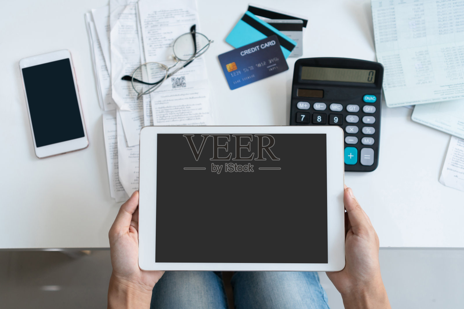 在办公室里拿着电子平板电脑的女性的腹部照片摄影图片