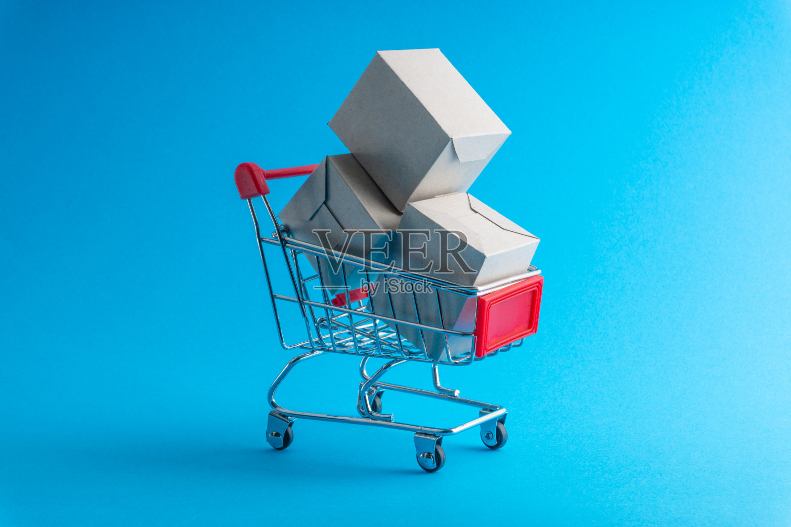 购物车中的纸板箱特写照片摄影图片