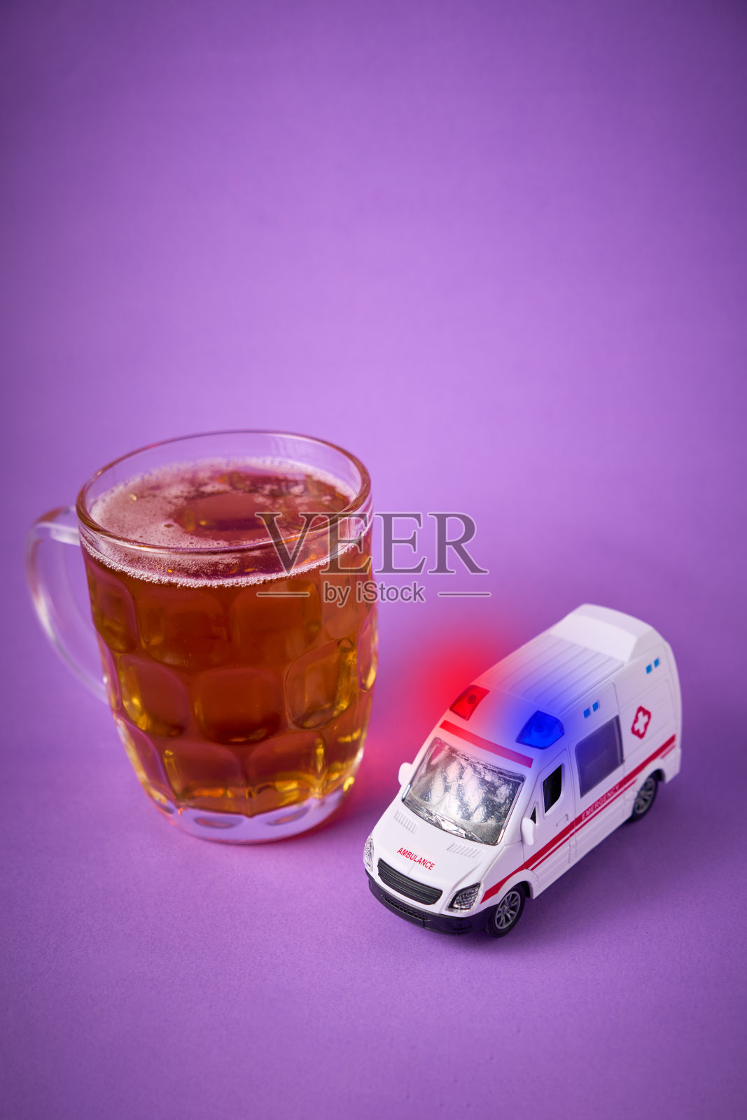 玩具救护车和一罐啤酒。酒驾概念和酒精测试仪照片摄影图片