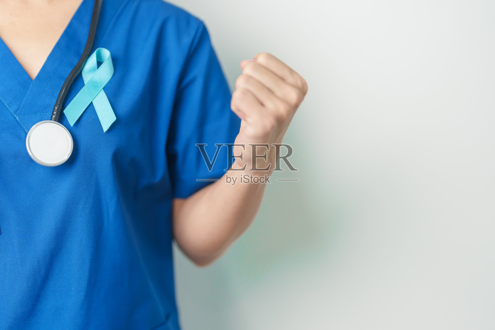 蓝色十一月前列腺癌宣传月，蓝带医生在医院支持人们的生活和疾病。保健、国际男子、父亲、糖尿病和世界癌症日照片摄影图片