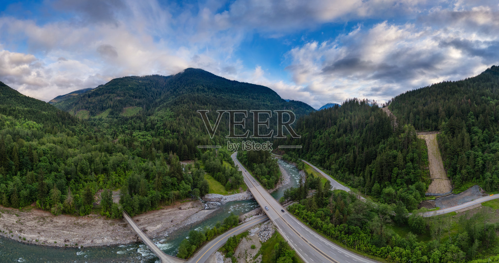 加拿大山谷中的山地景观空中全景，风景公路，日落照片摄影图片