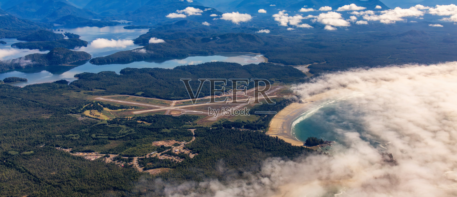 加拿大不列颠哥伦比亚省温哥华岛海滩旁托菲诺机场的航拍景色照片摄影图片