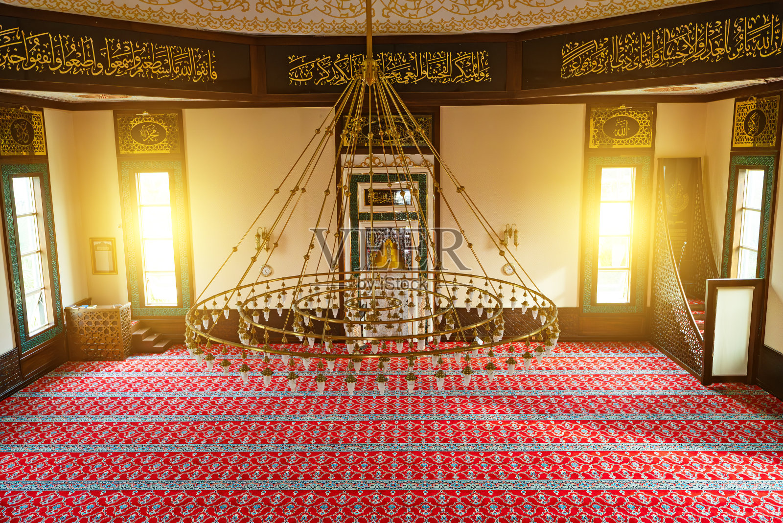 有两个尖塔的清真寺内部。照片摄影图片