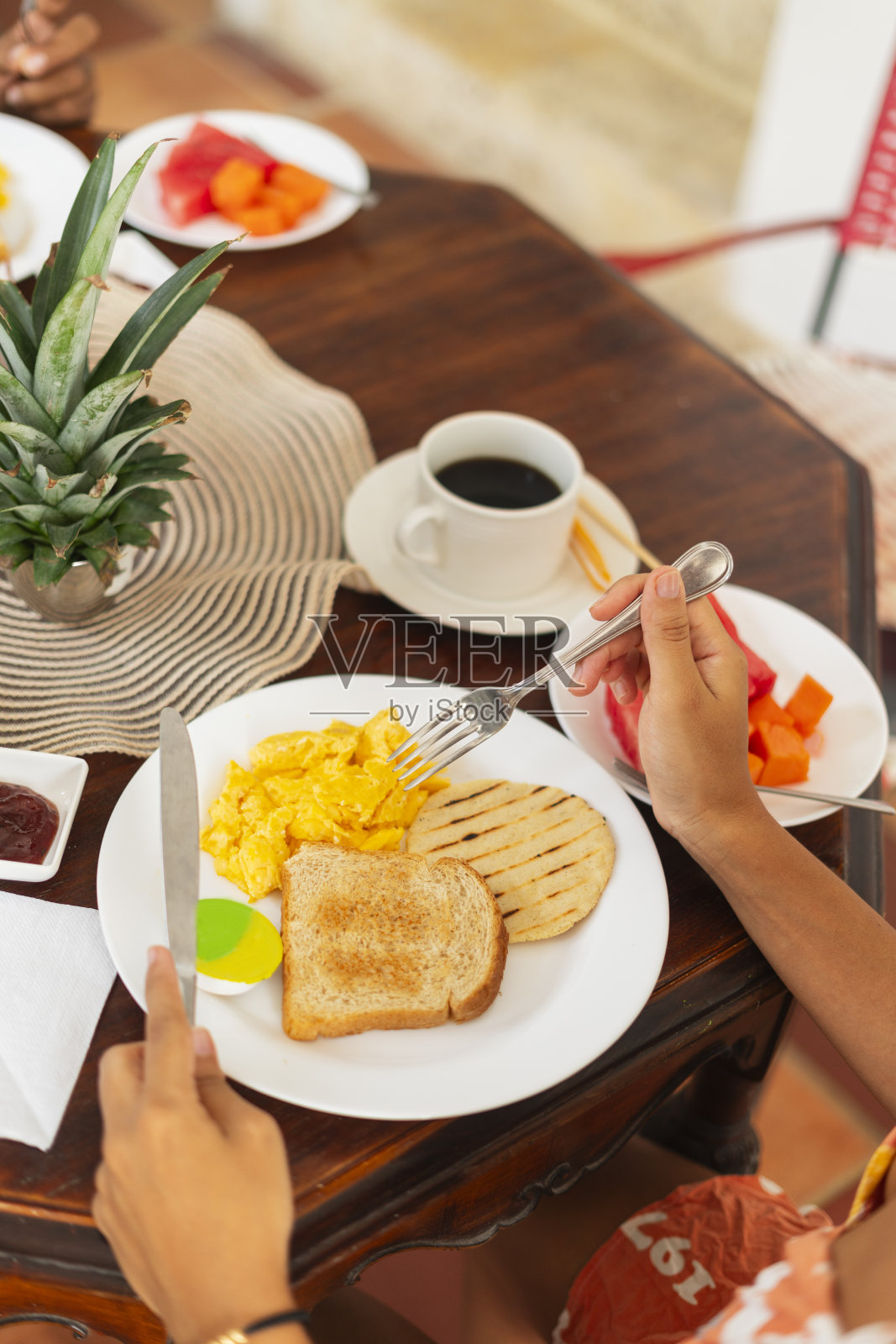 一对夫妇在卡塔赫纳的酒店里享用了一顿美味的早餐照片摄影图片