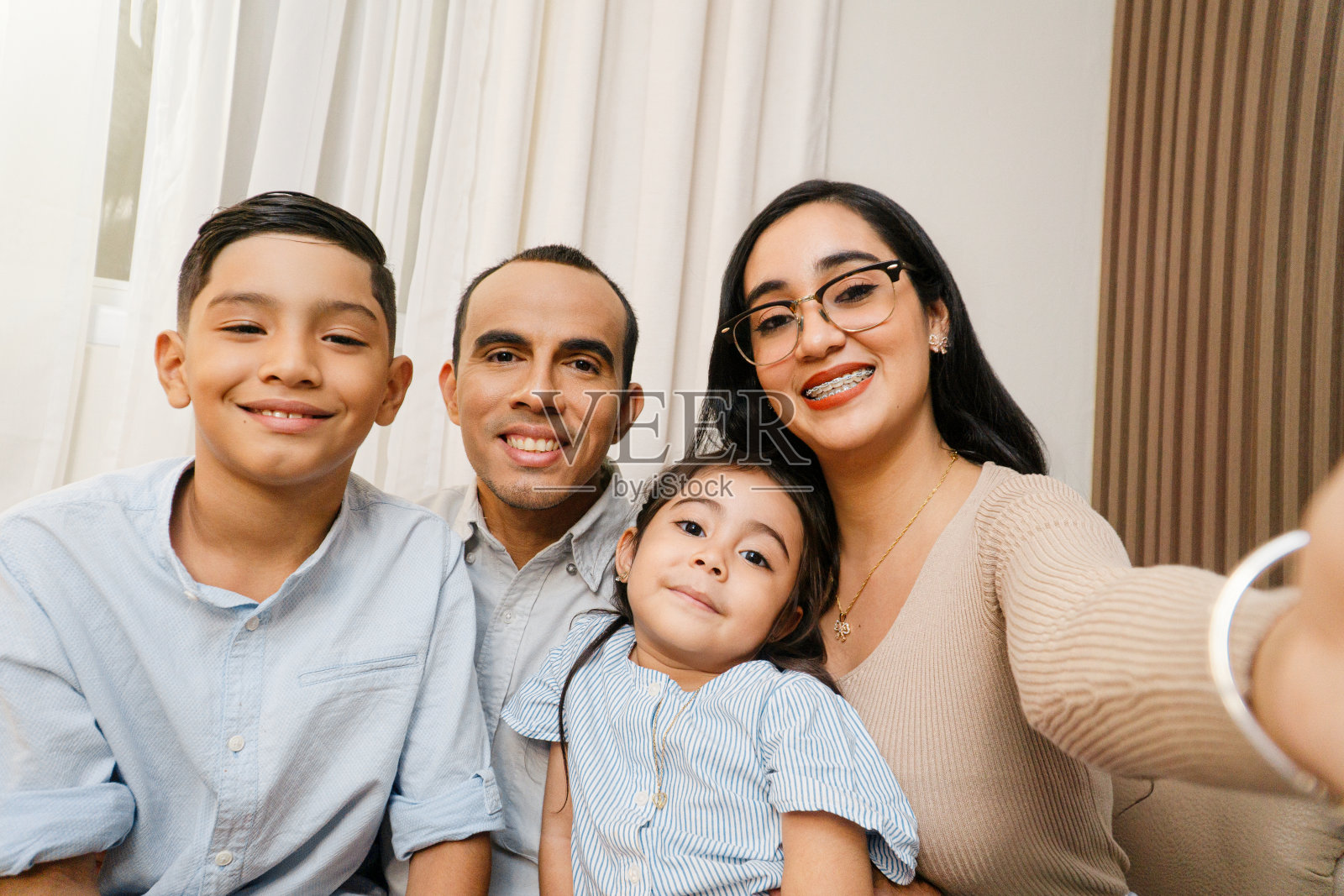 两个孩子的家庭在自拍。照片摄影图片