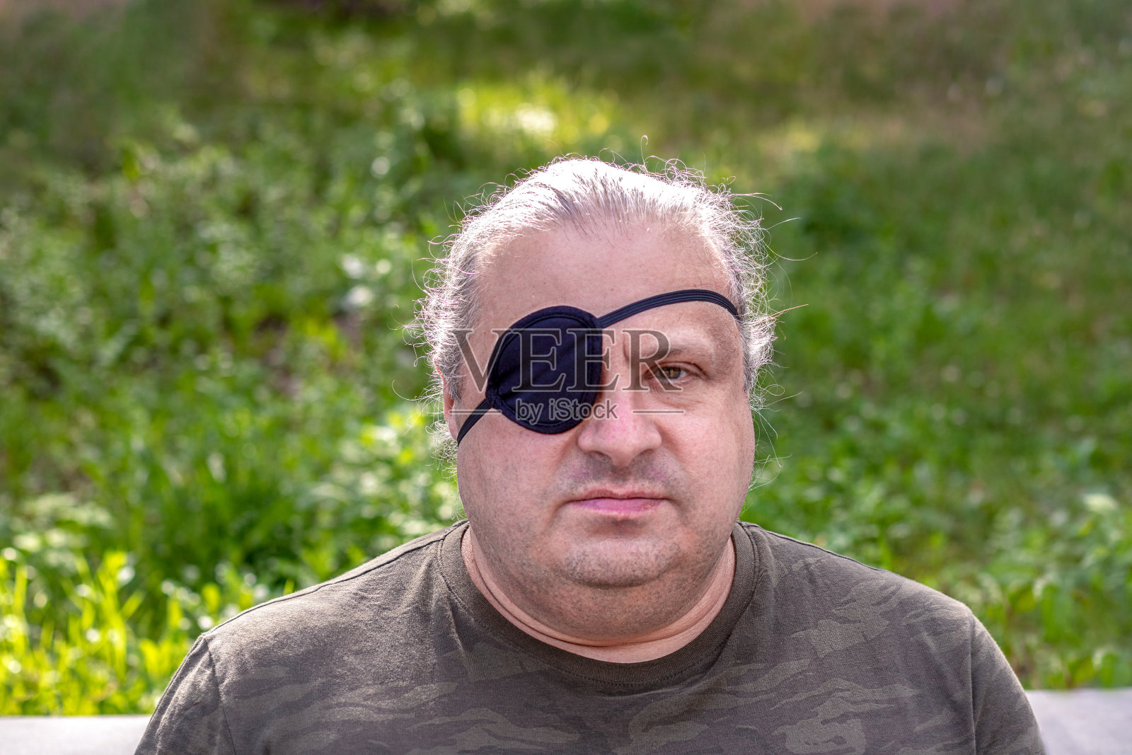 一个眼睛戴着黑色医用眼罩的盲人视力受损男子的特写肖像照片摄影图片