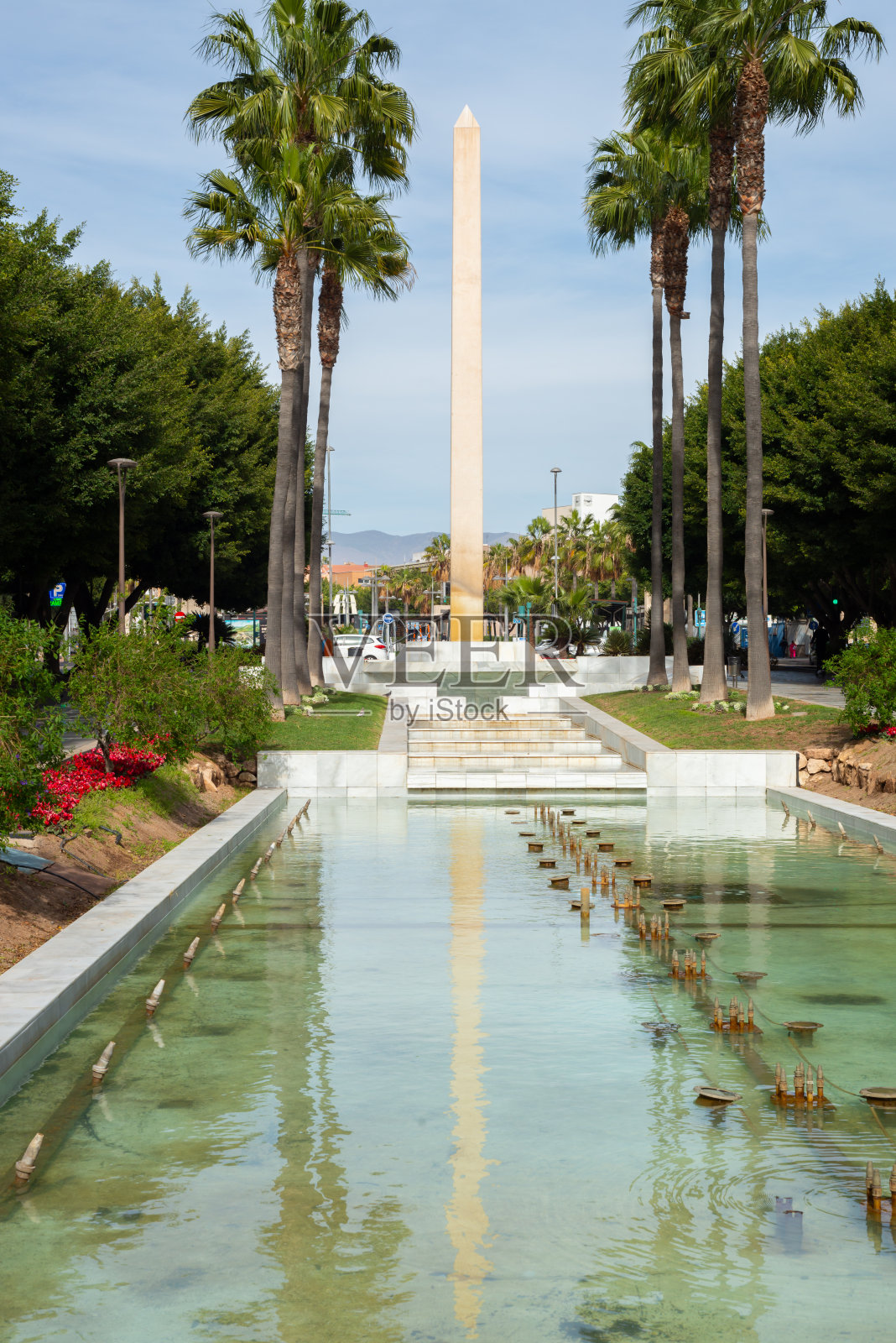 西班牙安达卢西亚的阿尔梅里亚市，阿尔梅里亚城市长廊上的方尖碑和喷泉的壮观景色照片摄影图片