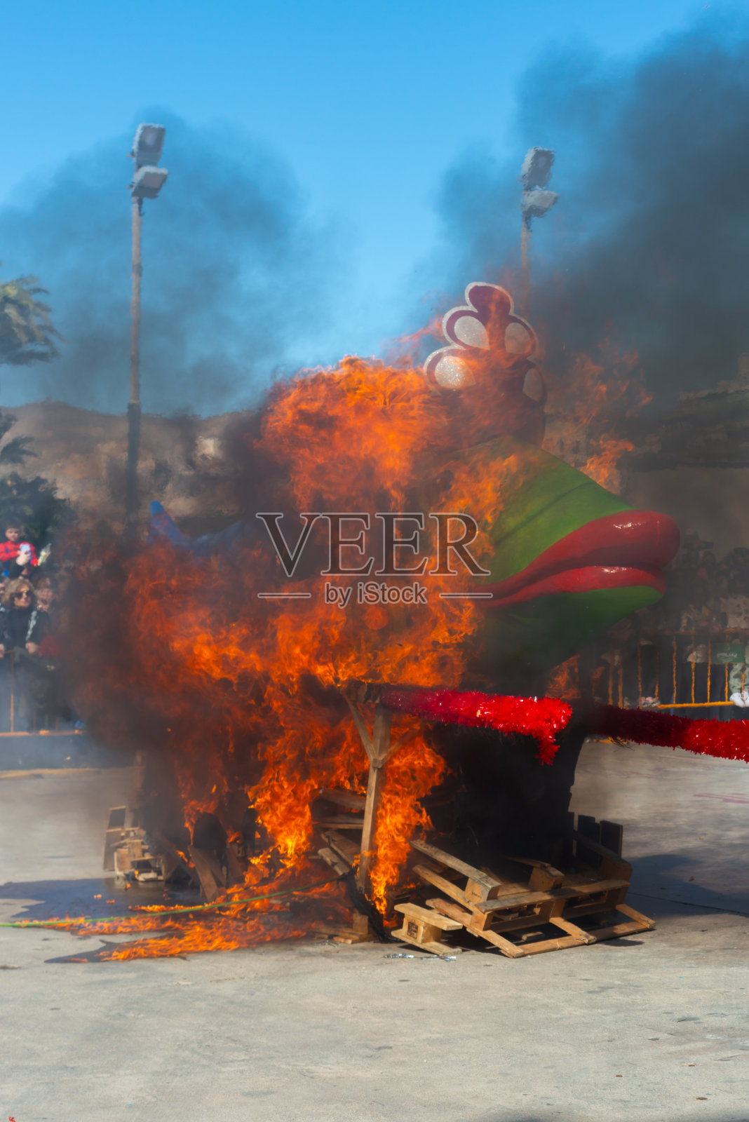 西班牙阿尔梅里亚市，传统的送葬队伍以沙丁鱼的葬礼结束，向狂欢节告别照片摄影图片