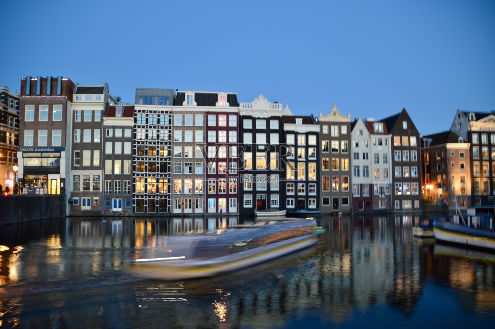 船和建筑物在达姆拉克的高暴露反射。照片摄影图片