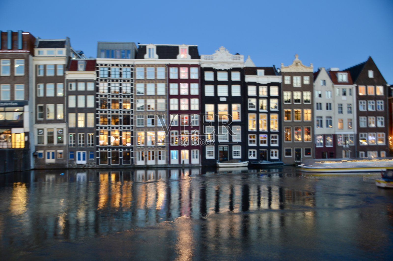 阿姆斯特丹运河上的建筑倒影照片摄影图片