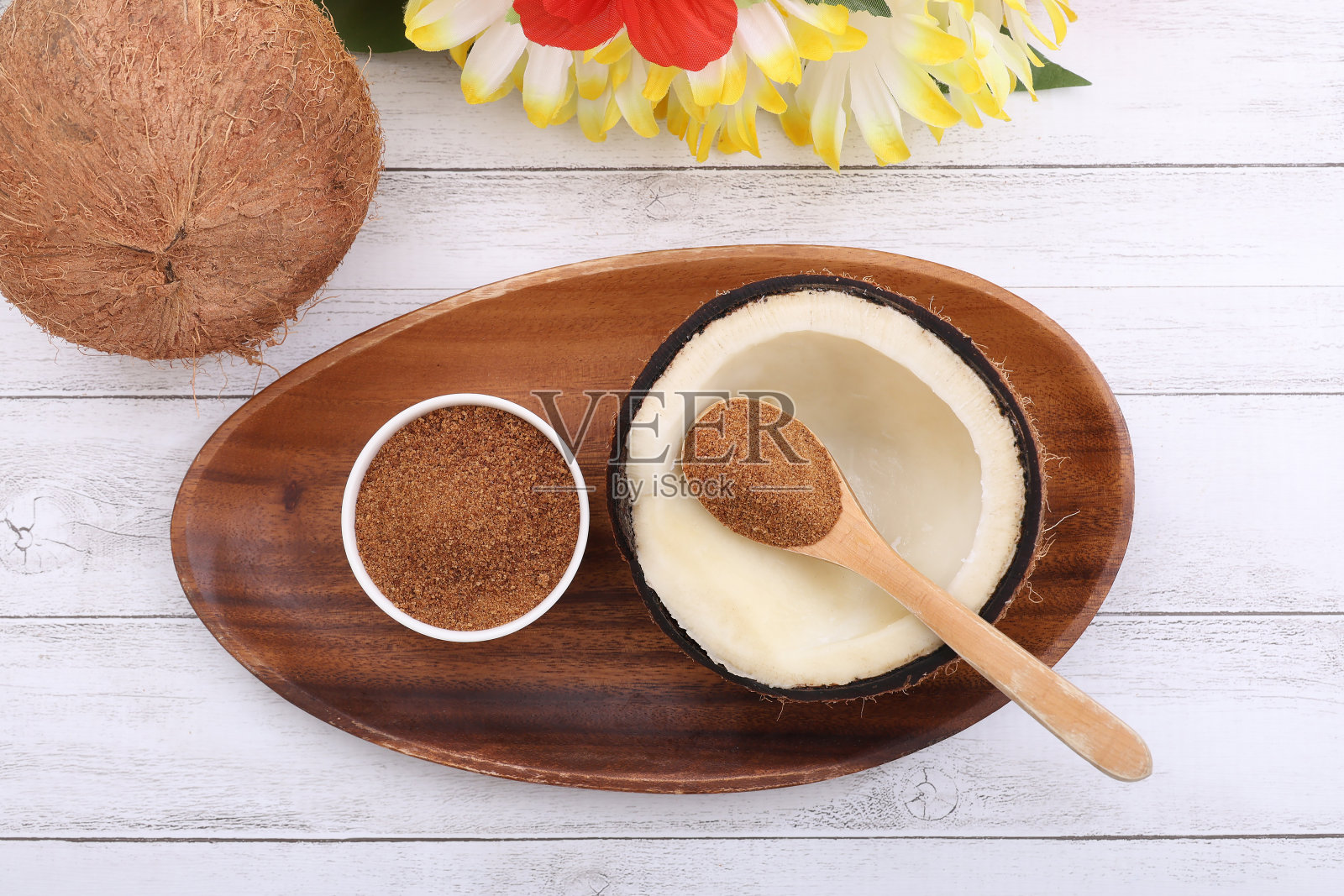 碗里有椰子糖和新鲜椰子照片摄影图片