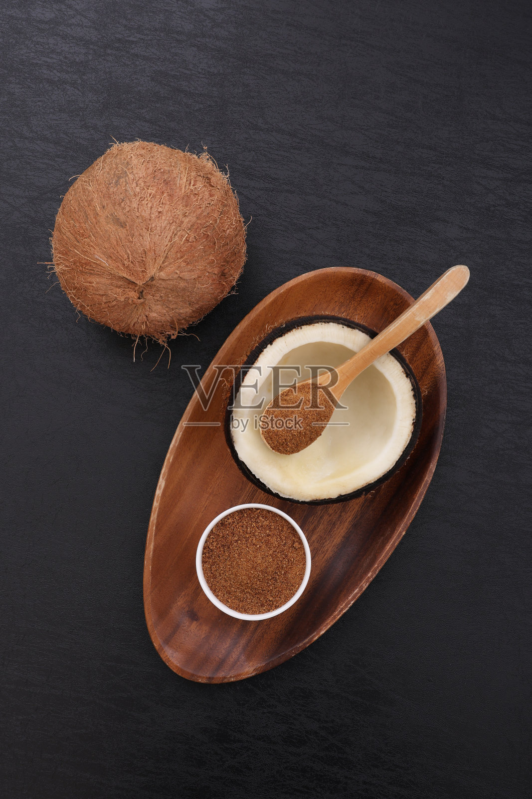 碗里有椰子糖和新鲜椰子照片摄影图片