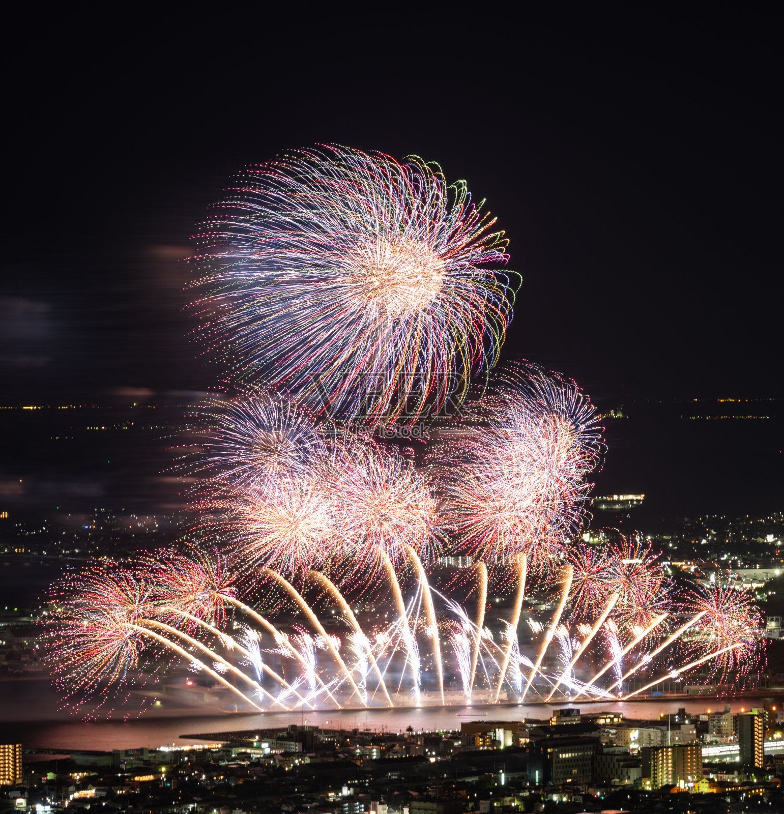 美丽的烟花在夏日的夜空中闪耀照片摄影图片