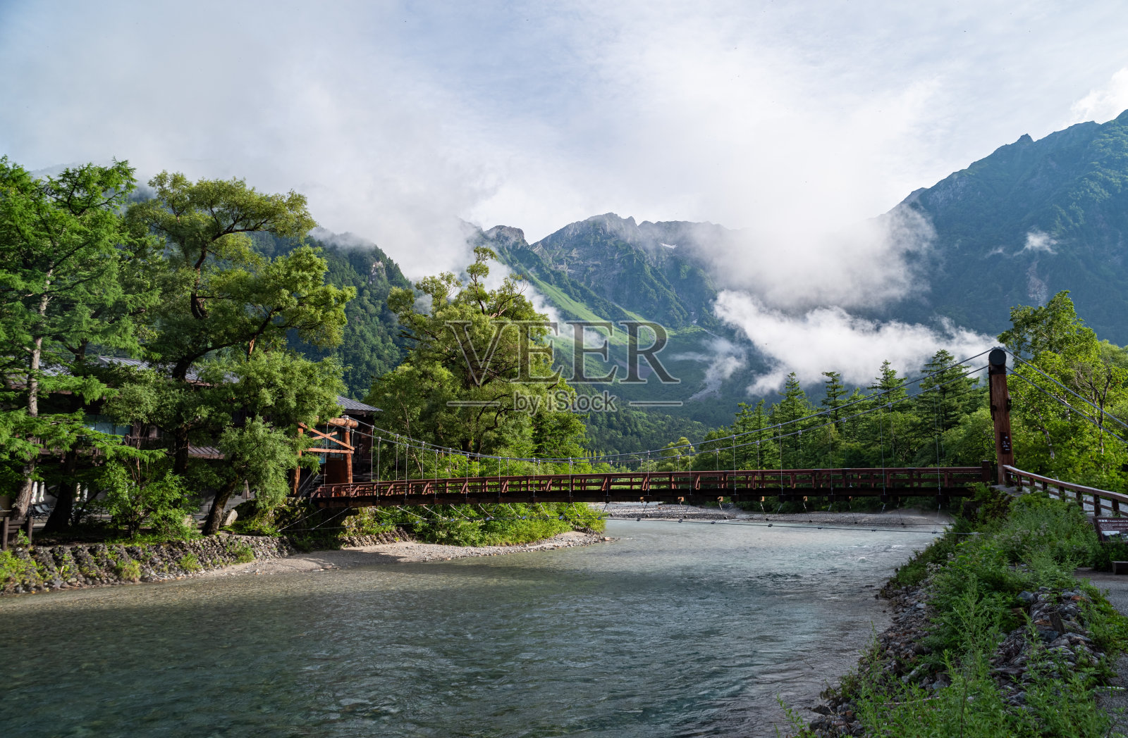 上高知市，阿祖萨河上的卡帕桥照片摄影图片