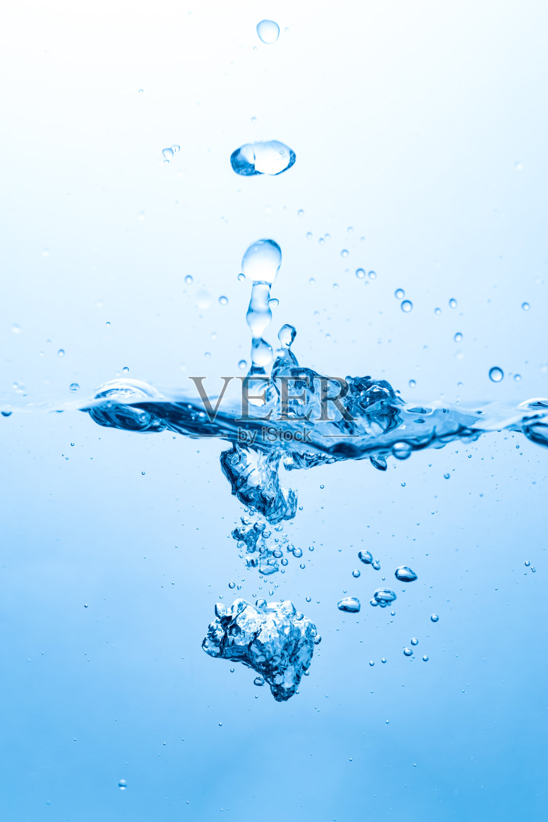 倒水时产生的气泡照片摄影图片