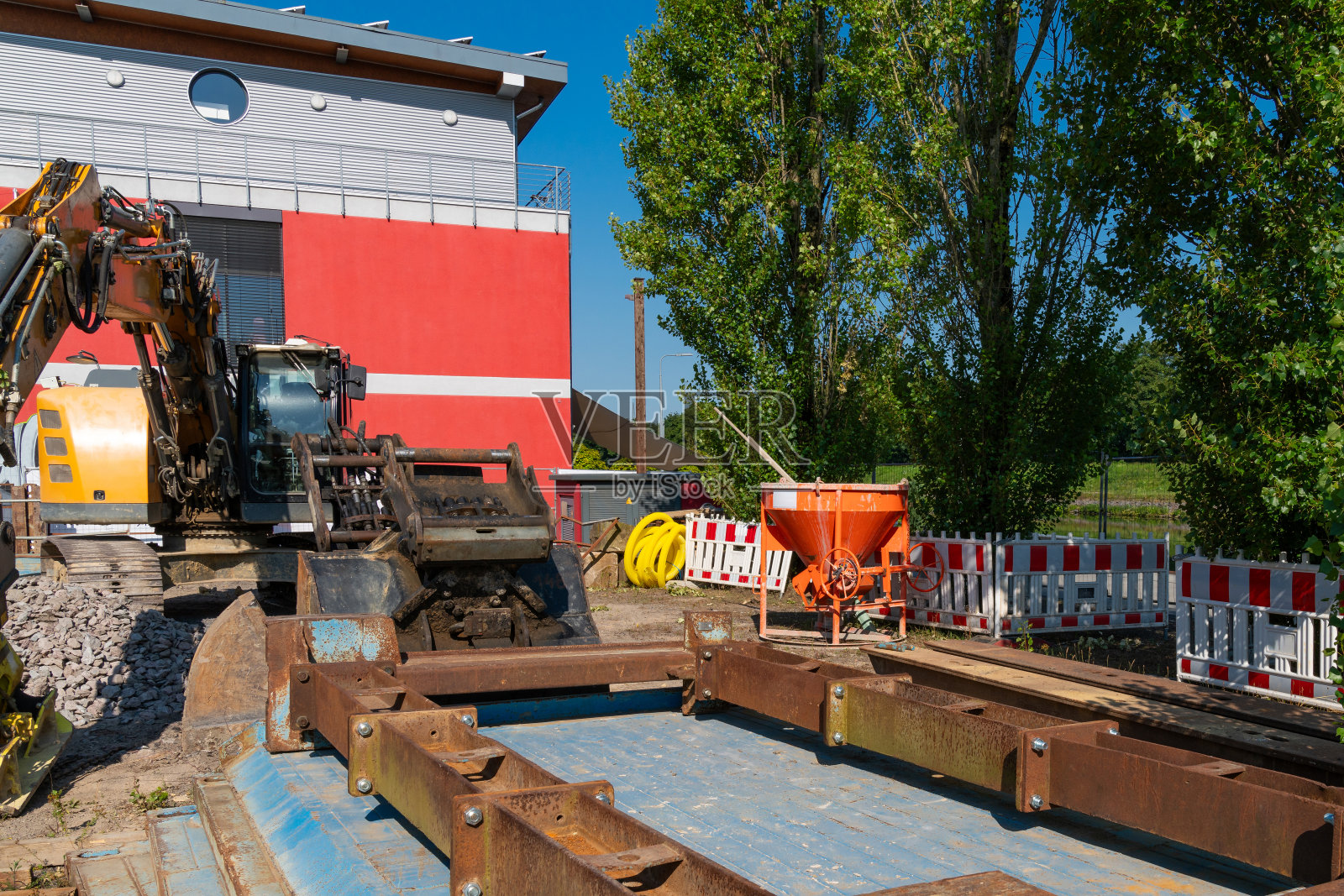 在一个阳光明媚的日子里，建筑工地上的建筑机械和工具照片摄影图片
