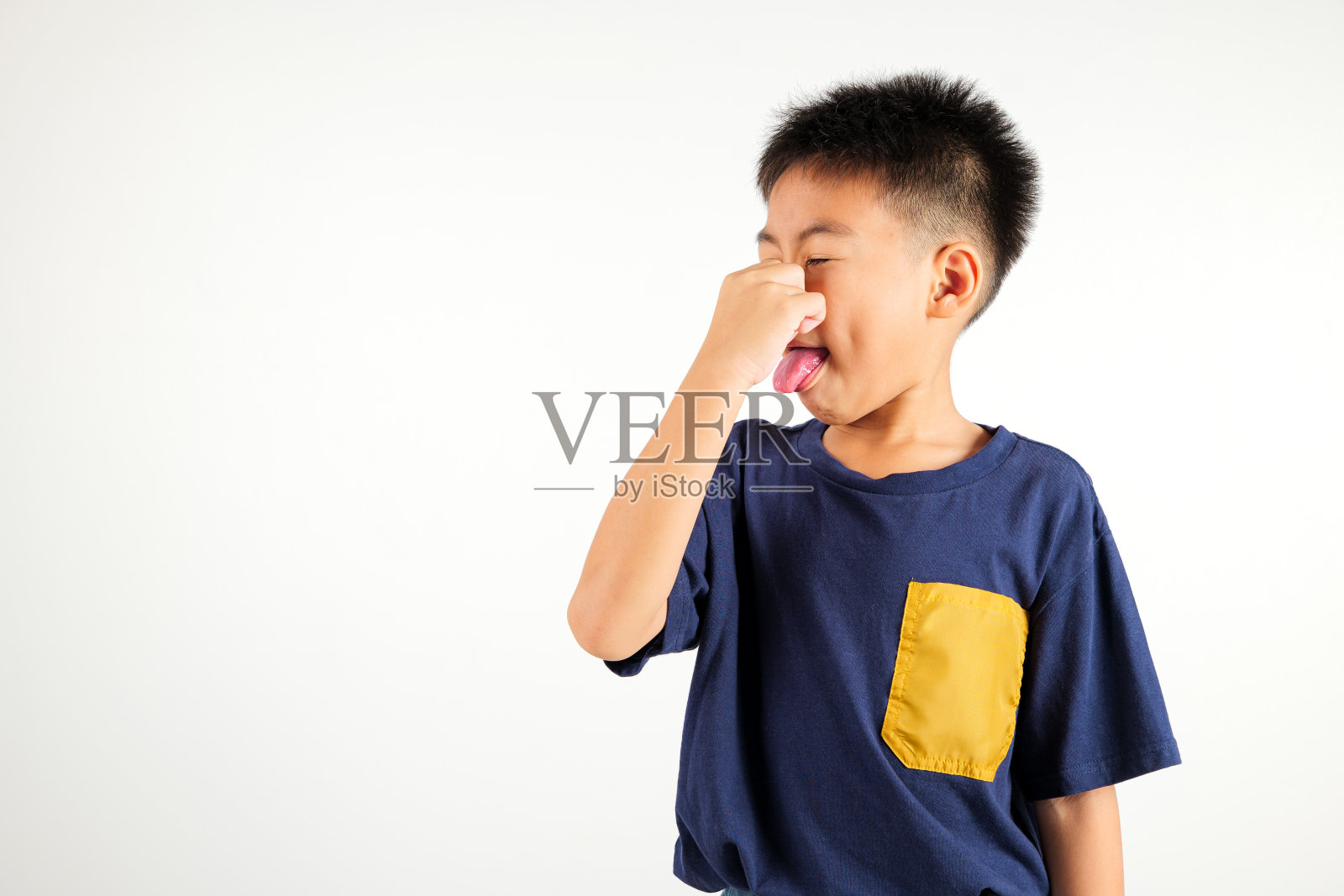 亚洲小孩不开心，什么气味厌恶的表情，用手指捏鼻子。童男小学有什么臭气熏天的情况，工作室拍摄孤立在白色背景上照片摄影图片
