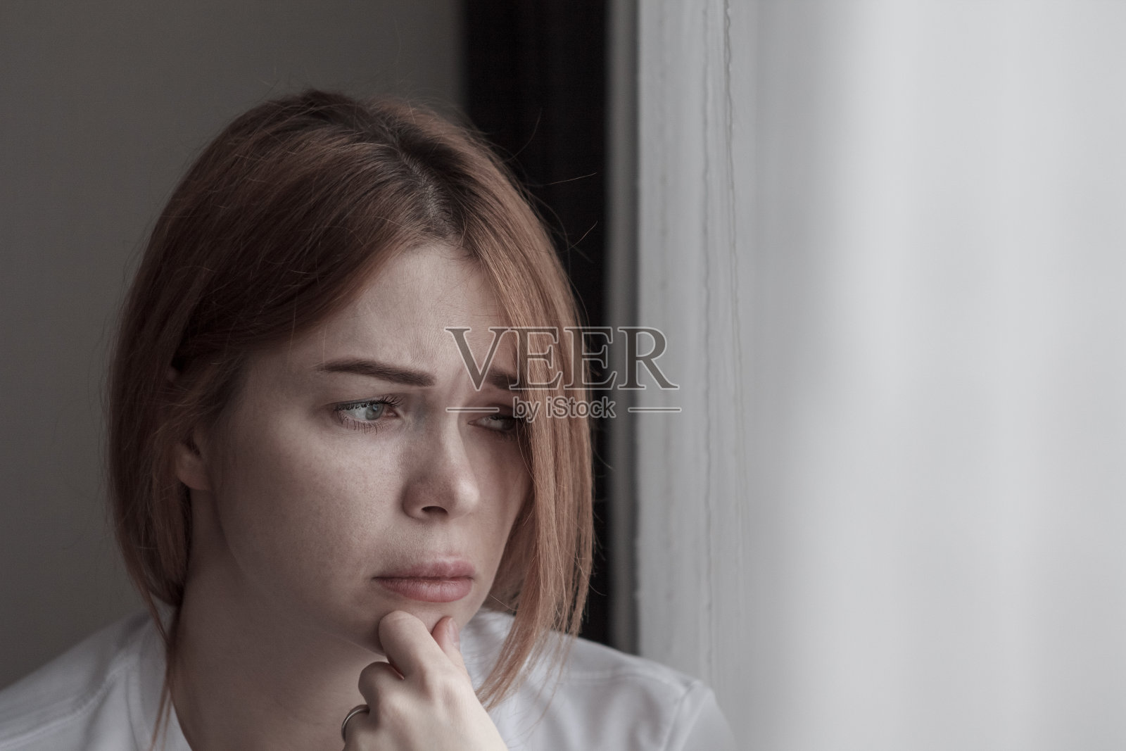 疲惫沮丧：面色苍白眼神低垂的女人肖像照片摄影图片