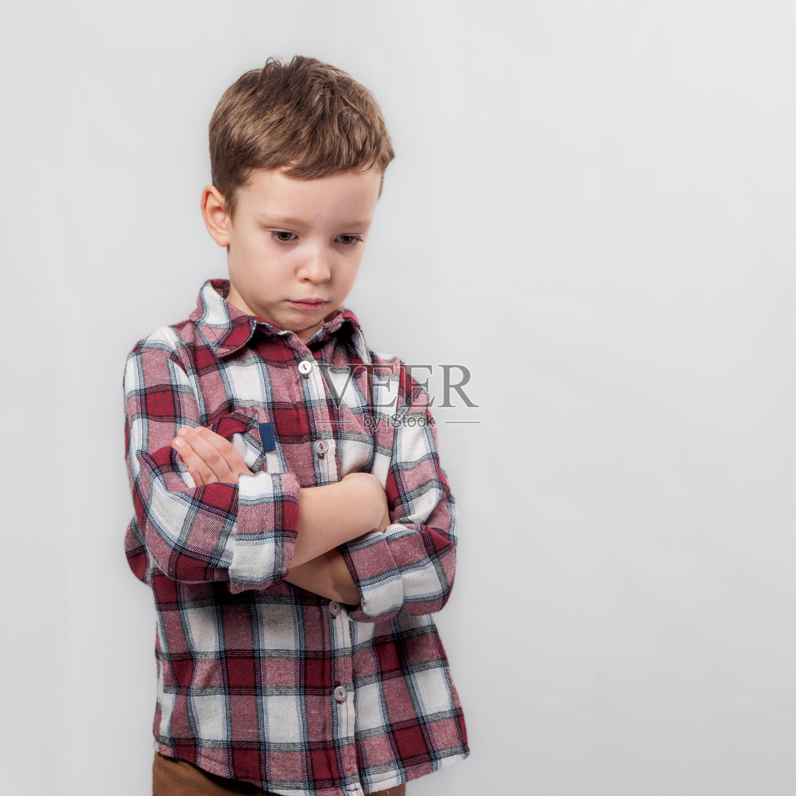 悲伤的孩子：反映儿童时期困难时刻的情绪和脆弱性照片摄影图片