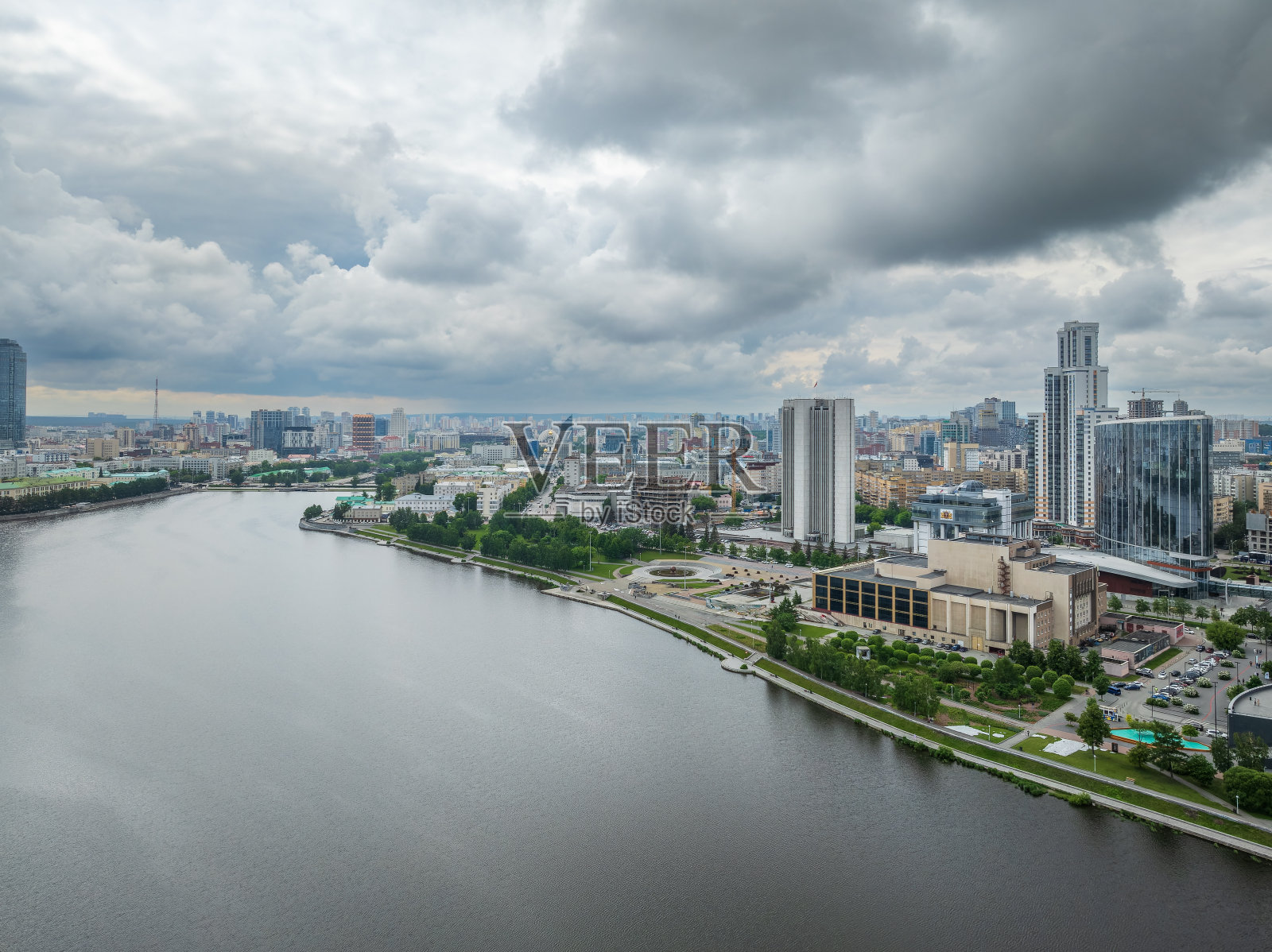 叶卡捷琳堡市与地区政府和议会大楼，戏剧剧院，伊塞特塔，叶利钦中心，全景在夏季日落。照片摄影图片