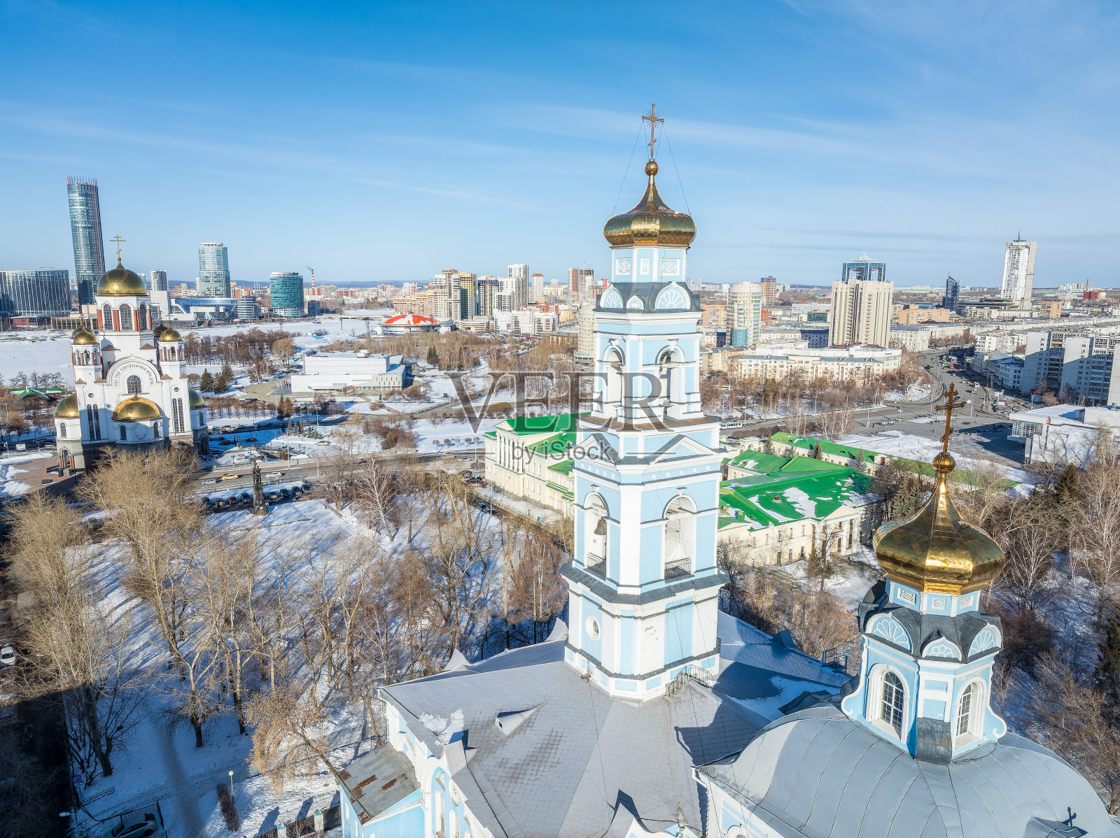 冬天的叶卡捷琳堡和扬升神庙在清晰的日落。照片摄影图片