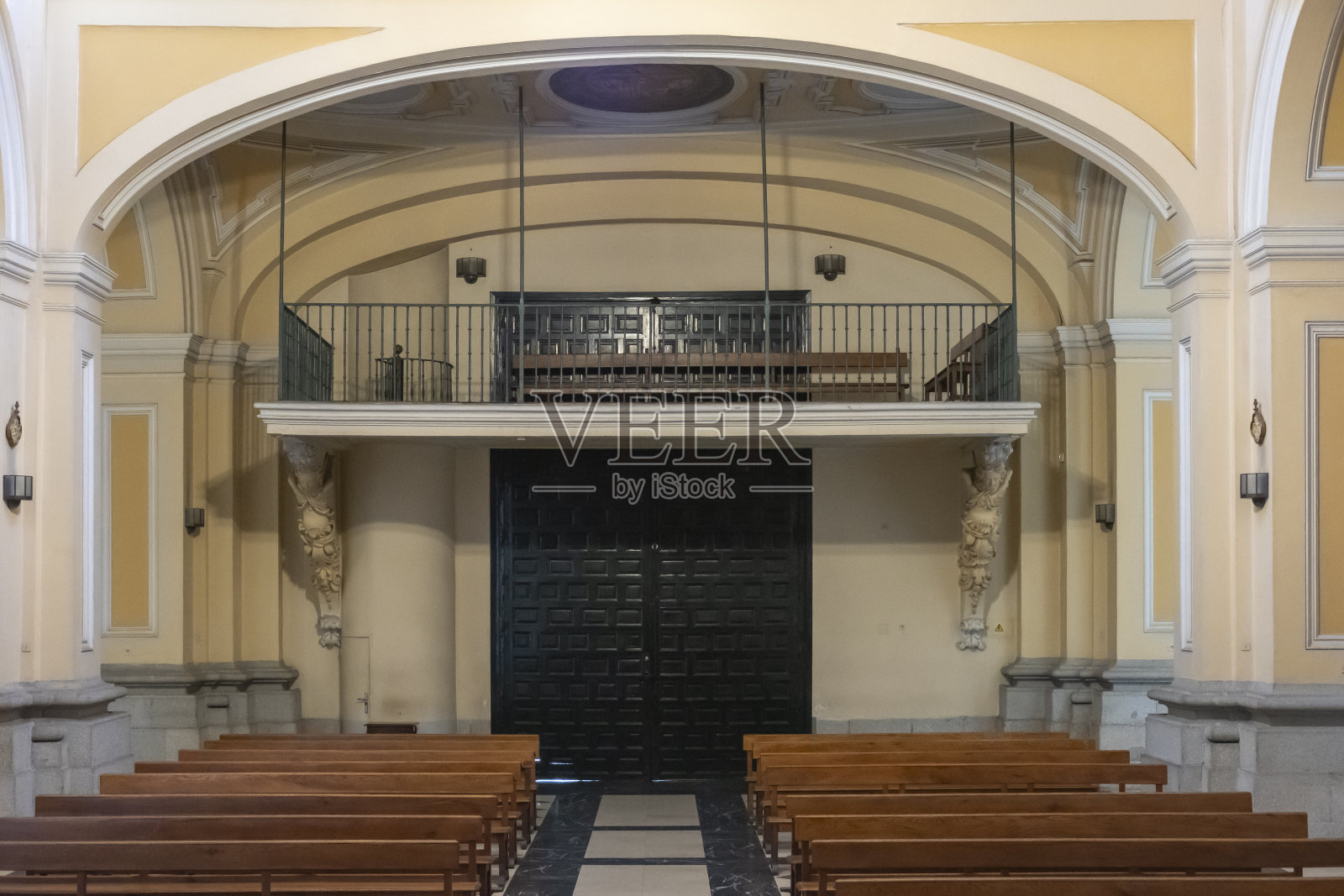 蒙特塞拉特老教堂的内部是圣贝纳多街道上的一座著名建筑。照片摄影图片