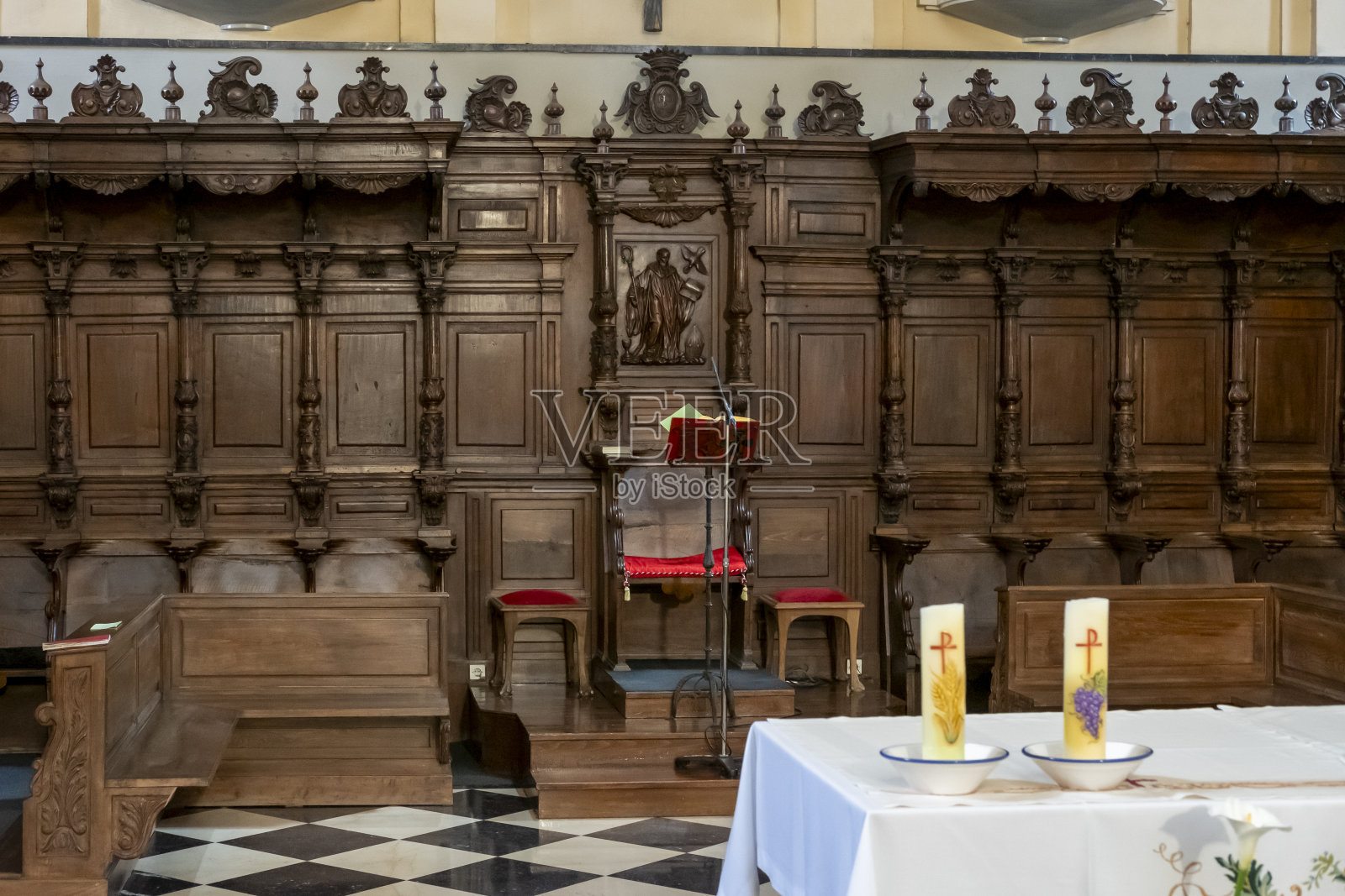 蒙特塞拉特老教堂内的主祭坛上有雕刻精美的木制座椅，这是圣贝纳多街道上的一座著名建筑。照片摄影图片