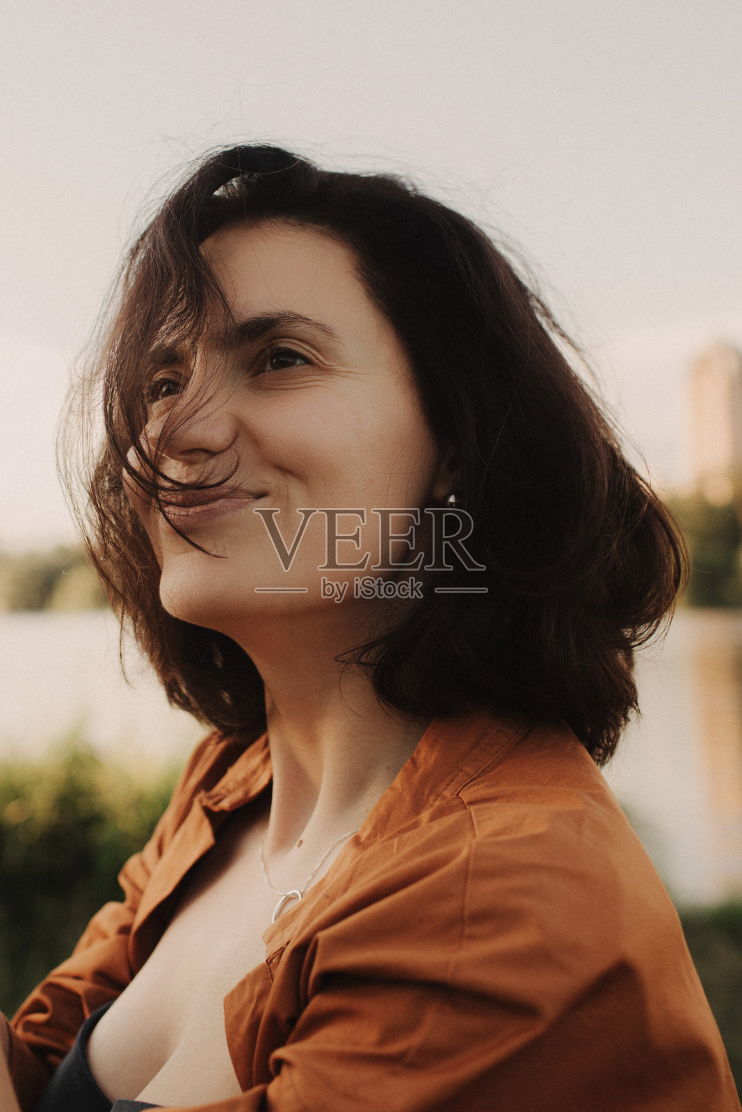 快乐的女人享受着周围绿色美丽的自然森林——女性的理念和健康的自然生活方式。本系列的一部分照片摄影图片