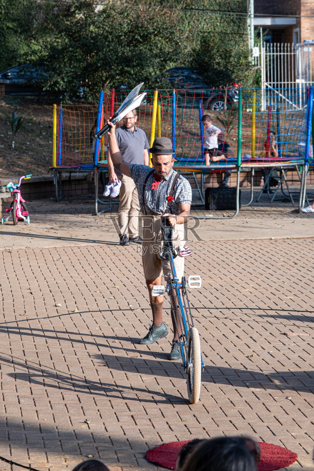 街头表演者准备在公共广场上骑他的gifara独轮车。照片摄影图片