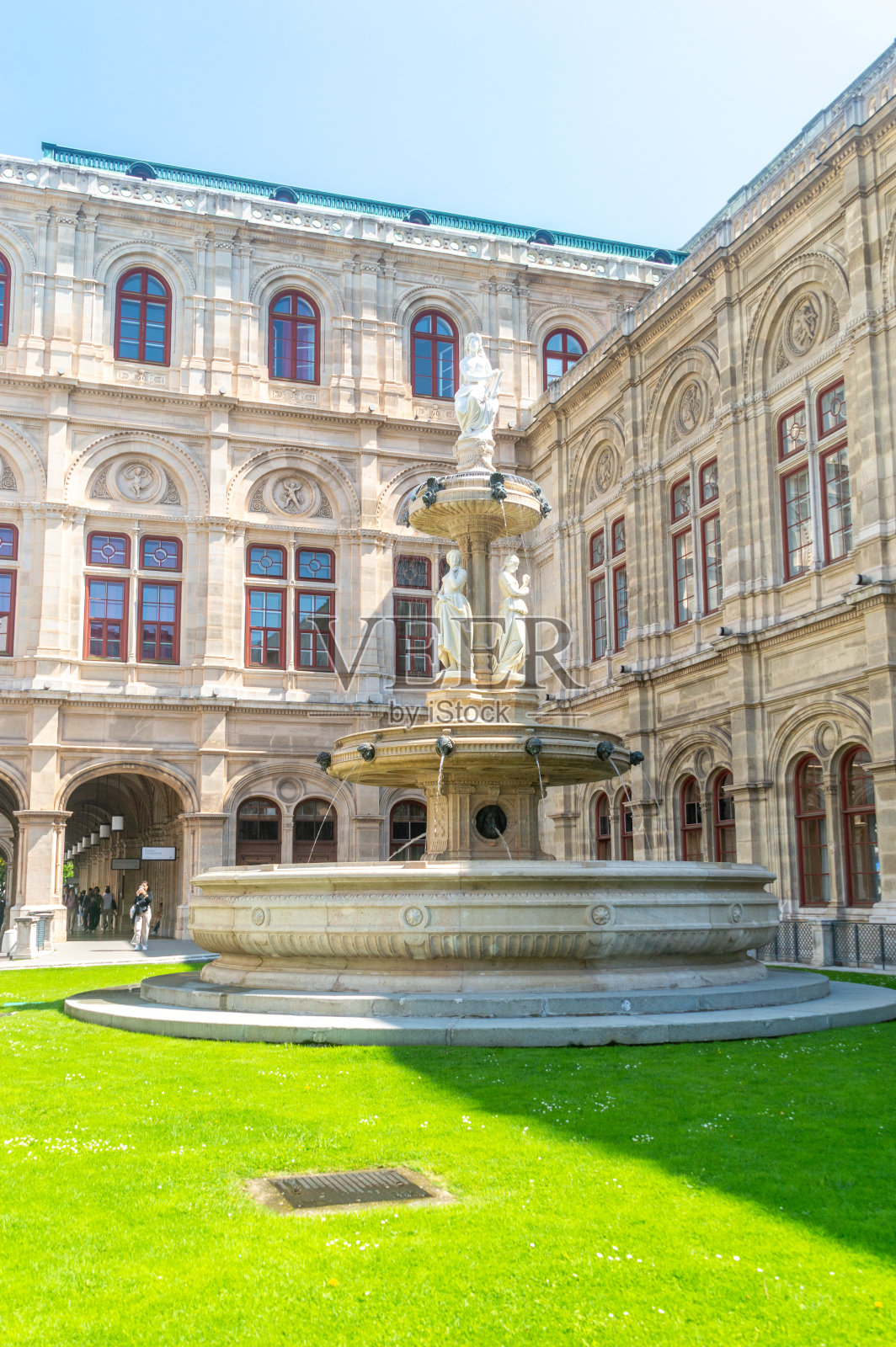 维也纳国家歌剧院的喷泉。照片摄影图片