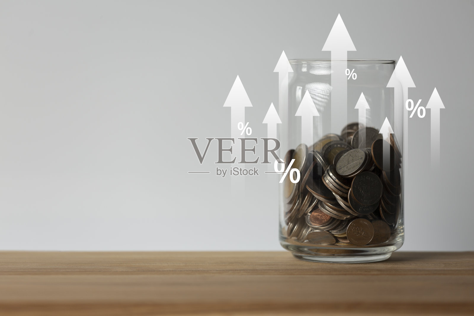 节省资金的百分比增加。玻璃罐里的硬币，百分比符号，向上的箭头。省钱的增长概念照片摄影图片