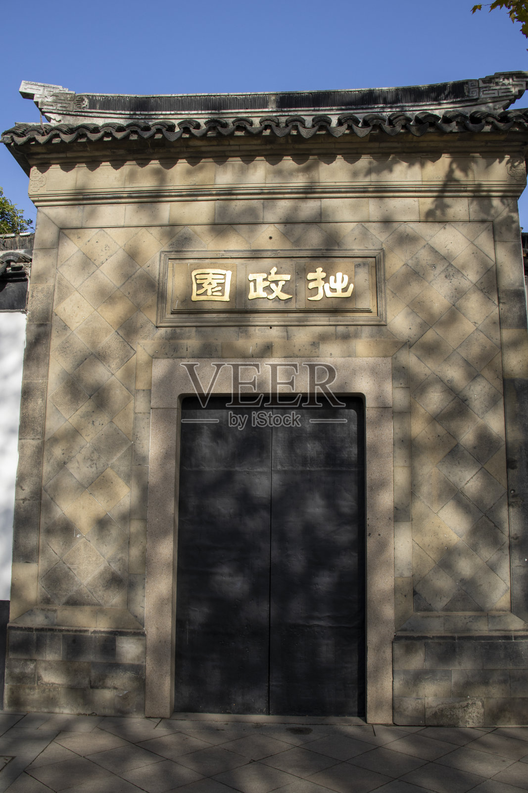 中国苏州拙政园大门上的横幅照片摄影图片