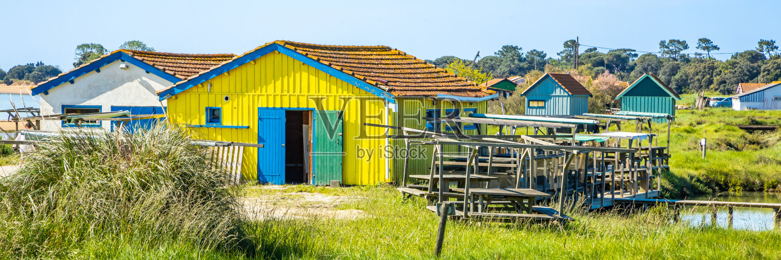 法国奥勒隆岛罗耶堡的牡蛎养殖小屋照片摄影图片