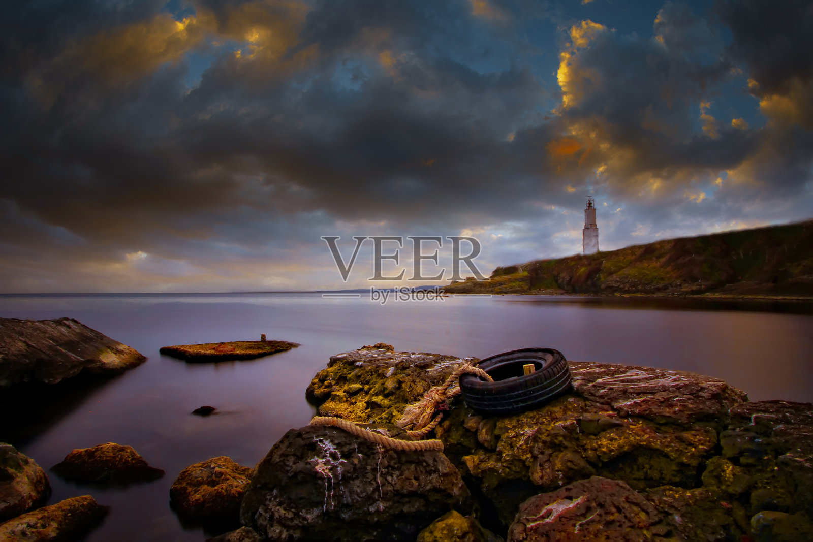 Rumeli Feneri是一座历史悠久的灯塔，目前仍在使用，位于博斯普鲁斯海峡黑海入口处的欧洲一侧照片摄影图片