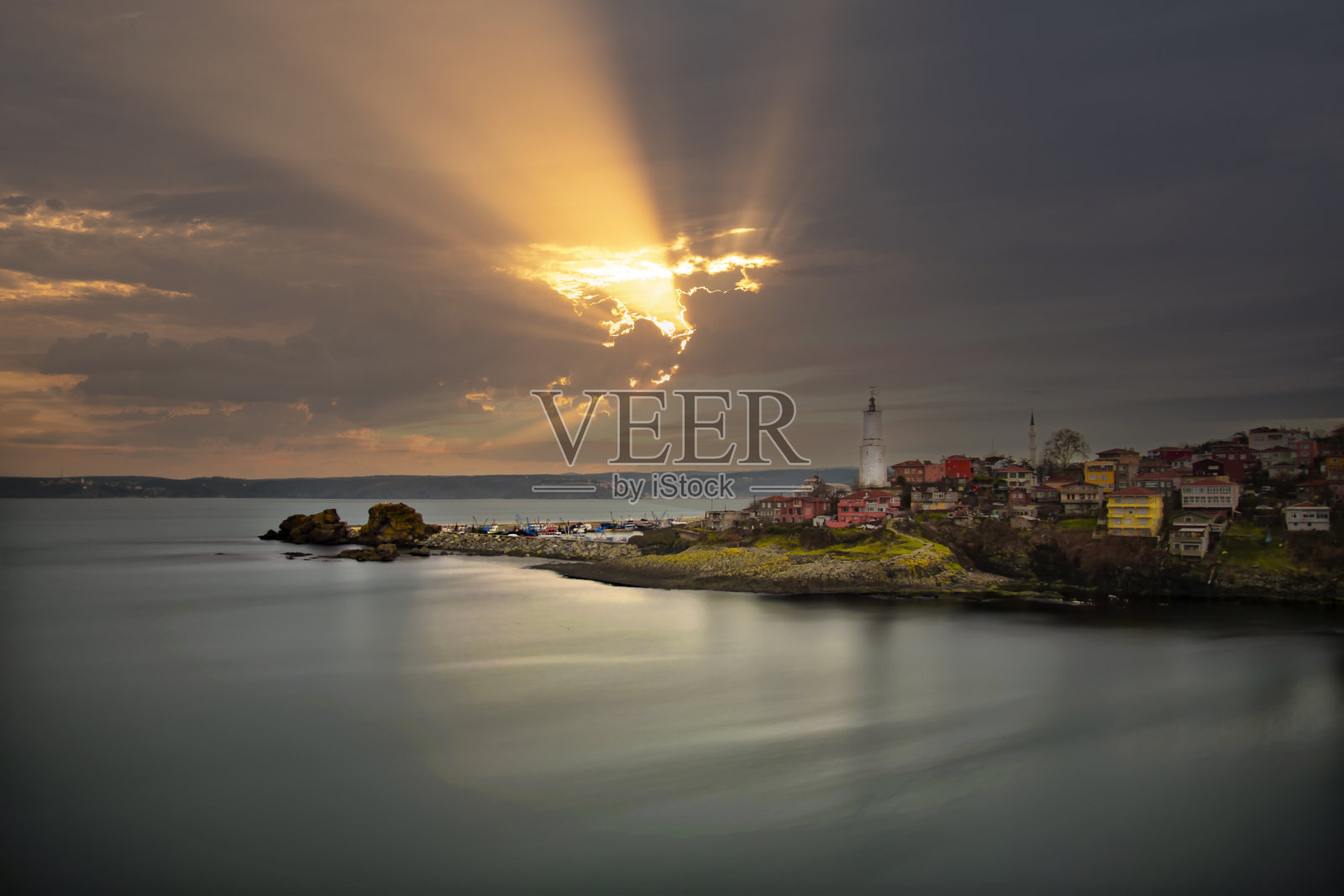 Rumeli Feneri是一座历史悠久的灯塔，目前仍在使用，位于博斯普鲁斯海峡黑海入口处的欧洲一侧照片摄影图片