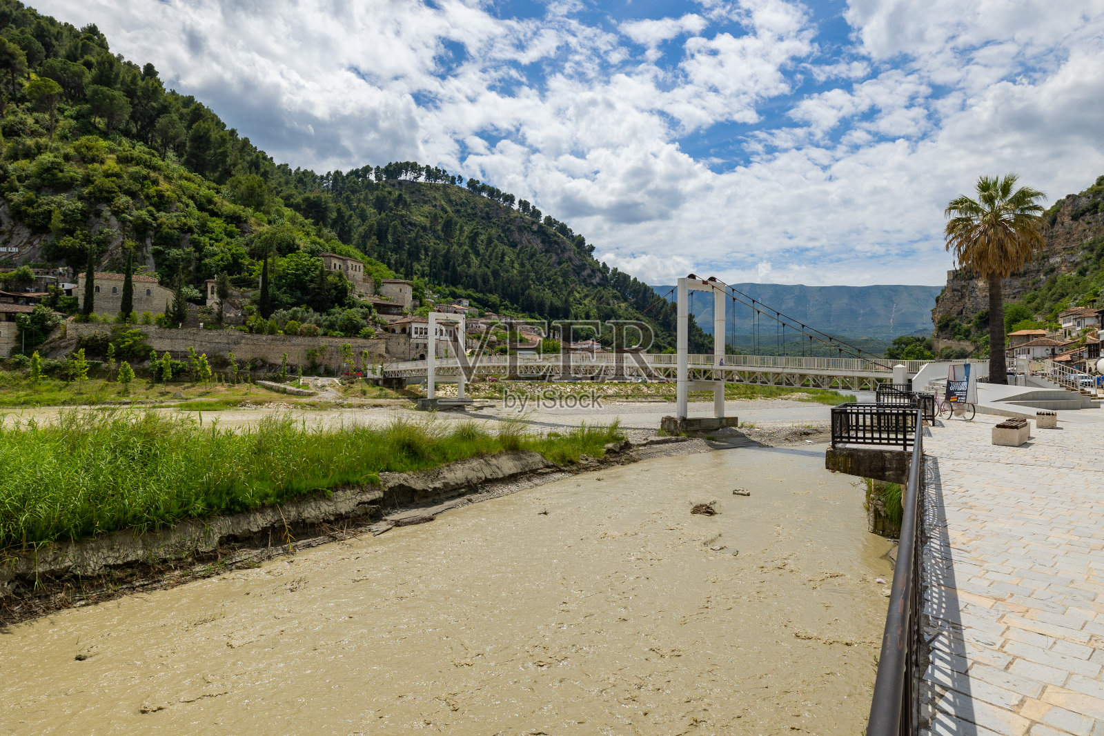 在阿尔巴尼亚中部城市培拉特，游客走过奥苏姆河上的人行桥照片摄影图片