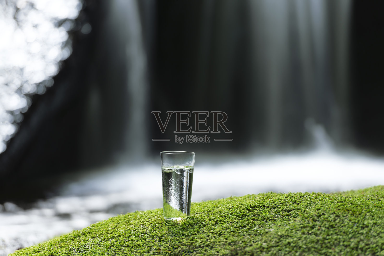 大自然的祝福，安全的水源。照片摄影图片