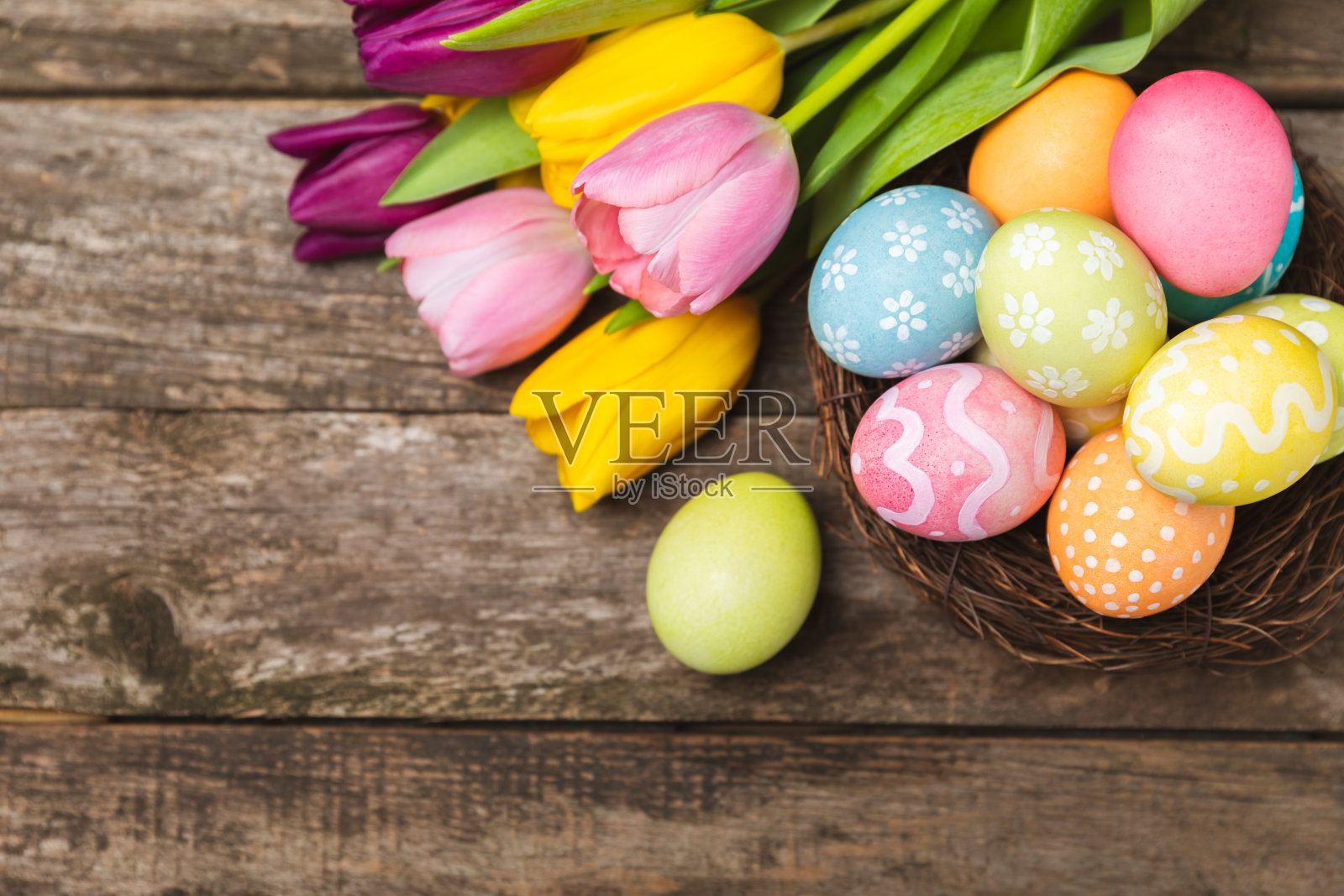 明亮背景上的复活节彩蛋。复活节庆祝概念。五彩缤纷的复活节手工彩蛋。放文字的地方。副本的空间。照片摄影图片