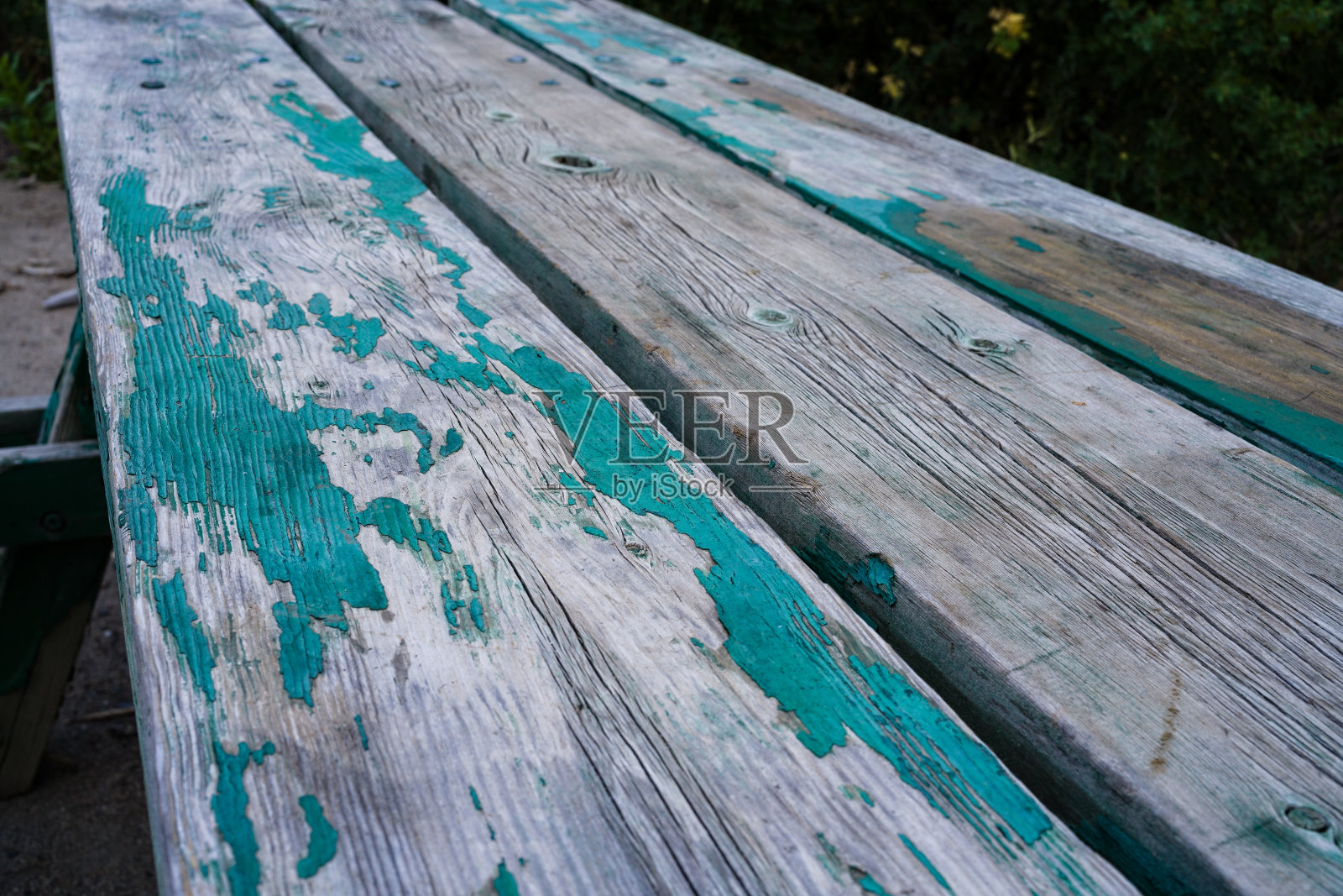 野餐桌的细节磨损风化剥落油漆和木材照片摄影图片