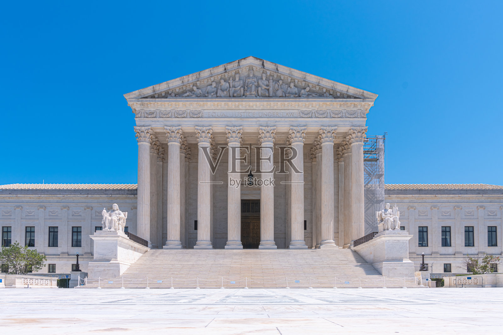华盛顿特区阳光明媚的一天，美国最高法院大楼的中央照片摄影图片