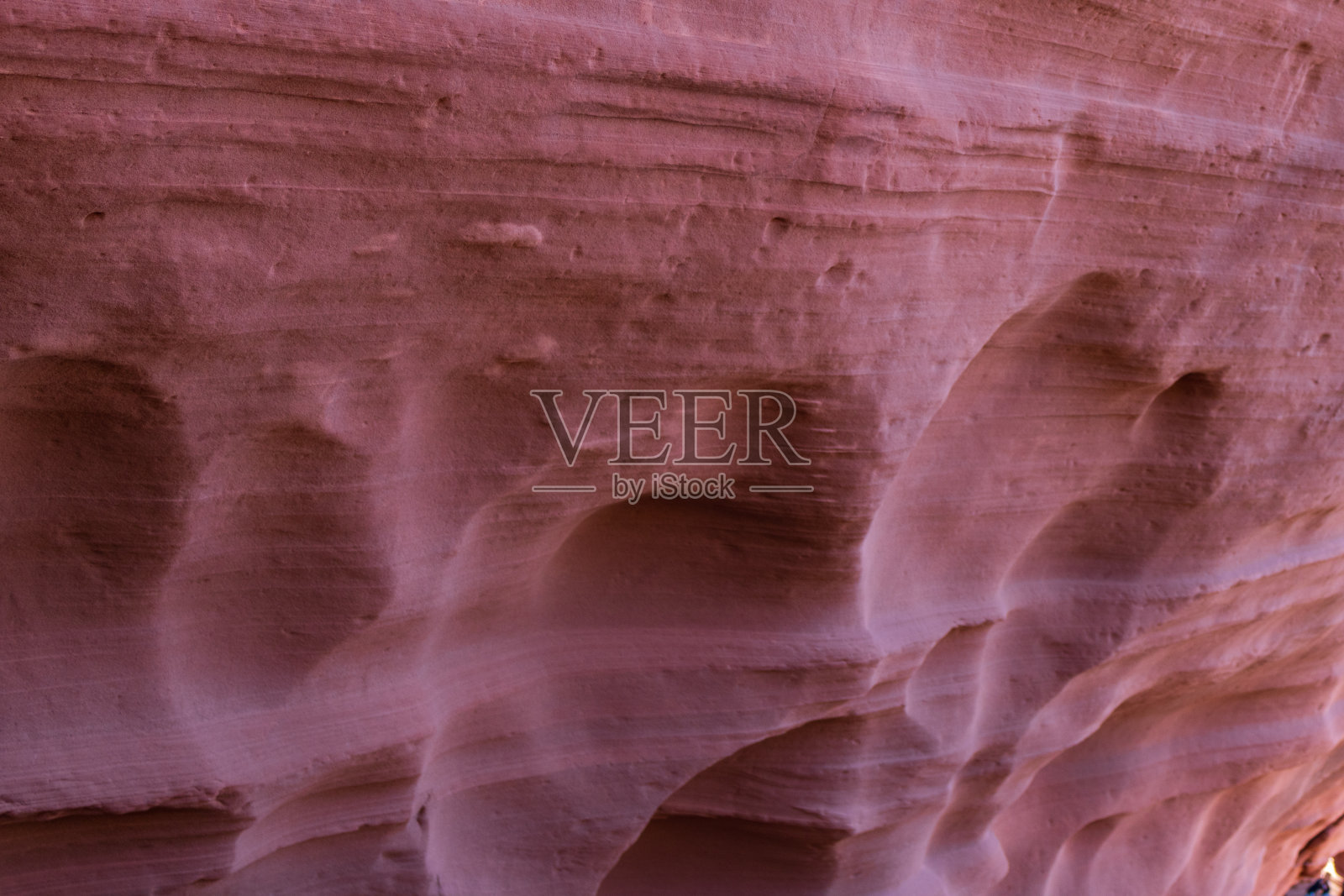 坚固的曲线状岩石形成一种图案，象征着力量照片摄影图片