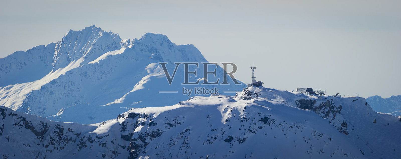 滑雪缆车与雪山顶峰照片摄影图片