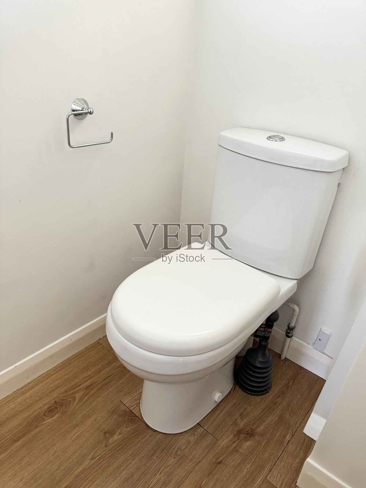 小型浴室内的白色马桶照片摄影图片