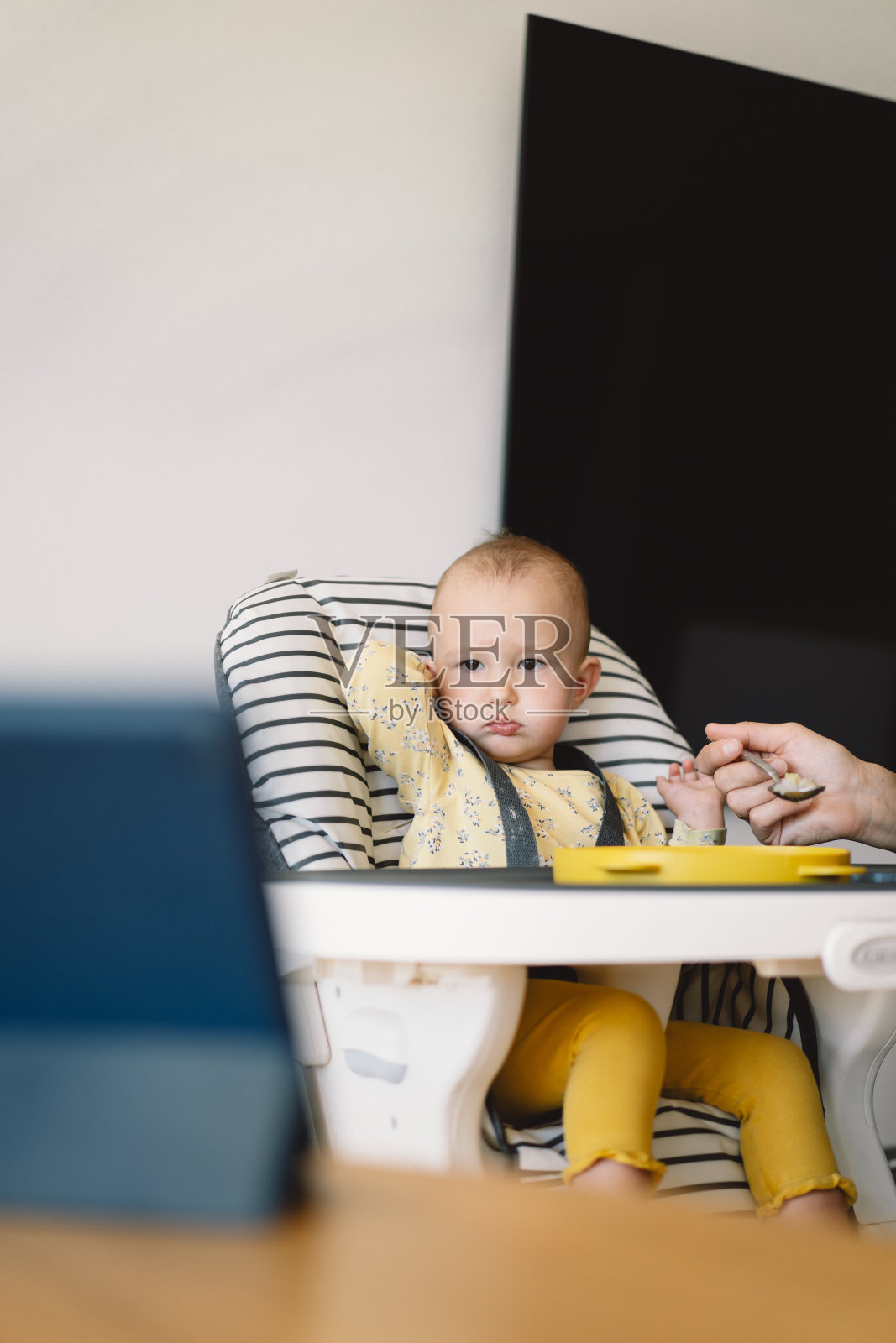 可爱的女孩吃他的午餐照片摄影图片