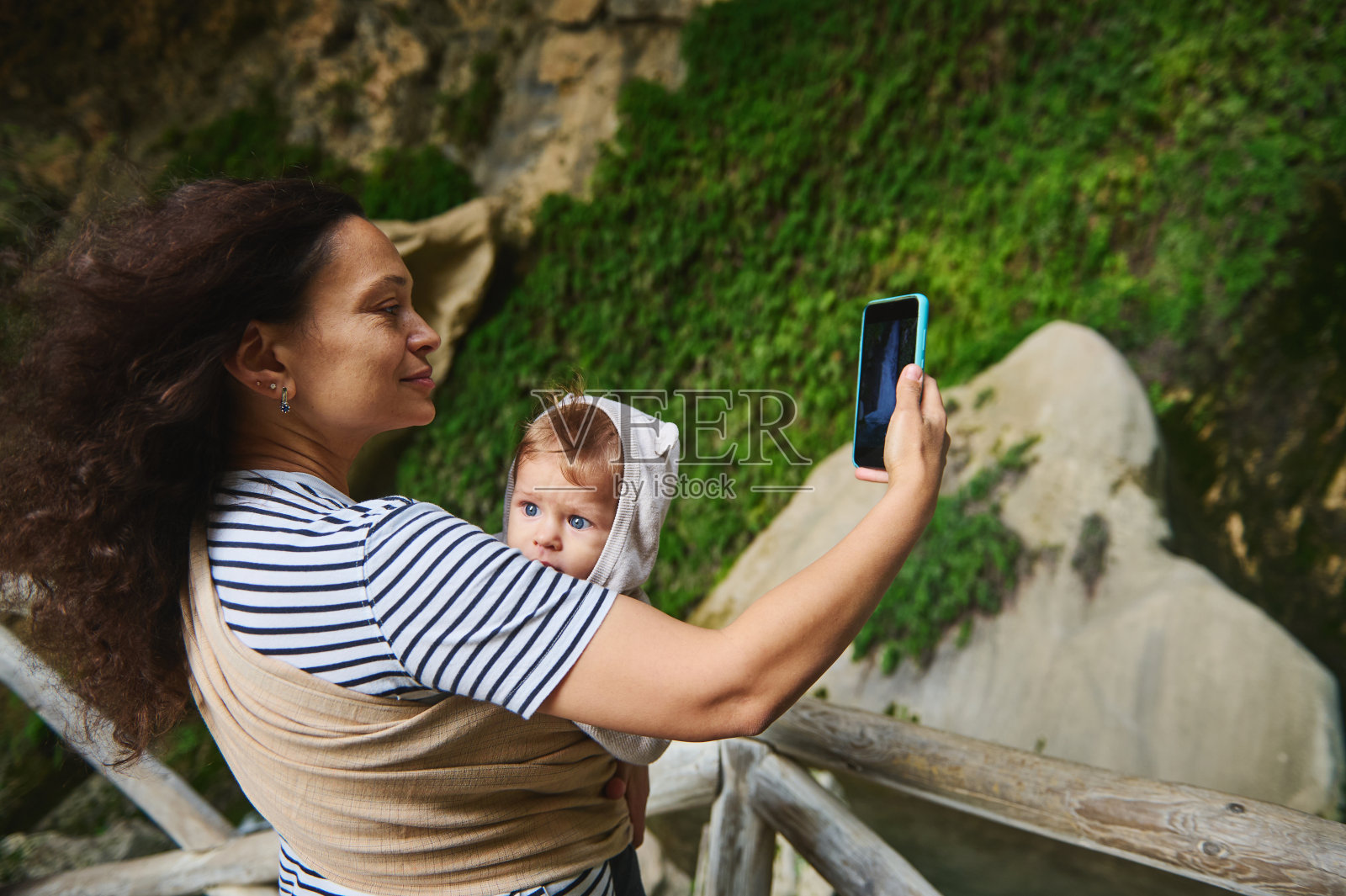 母亲在风景如画的岩石景观前与宝宝自拍照片摄影图片