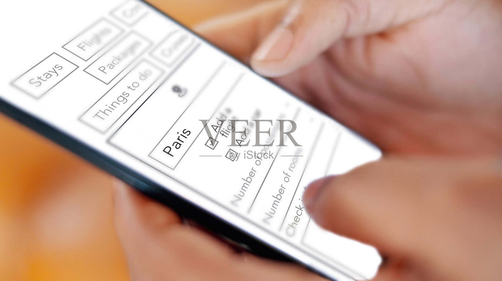 人，手和电话屏幕预订航班的应用程序，时间表和位置信息。旅行社打字、手机、网站、票务登记、度假服务照片摄影图片