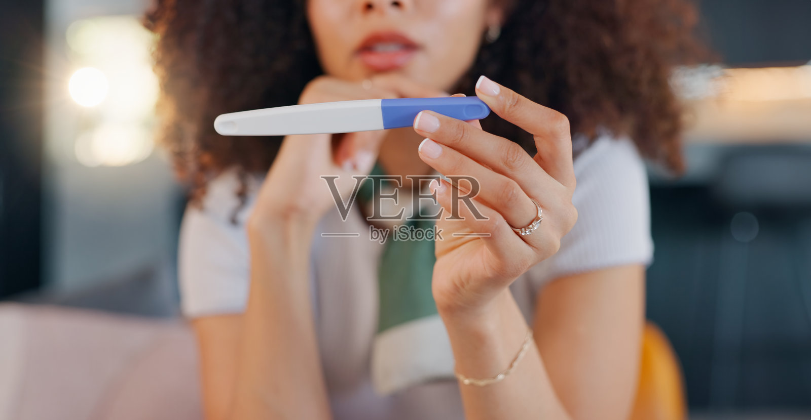 压力、焦虑和在家中进行妊娠测试的女人：计划生育或不孕风险，生育控制中的合法权益、医疗保健和结果为阴性的孕妇，选择或决定照片摄影图片