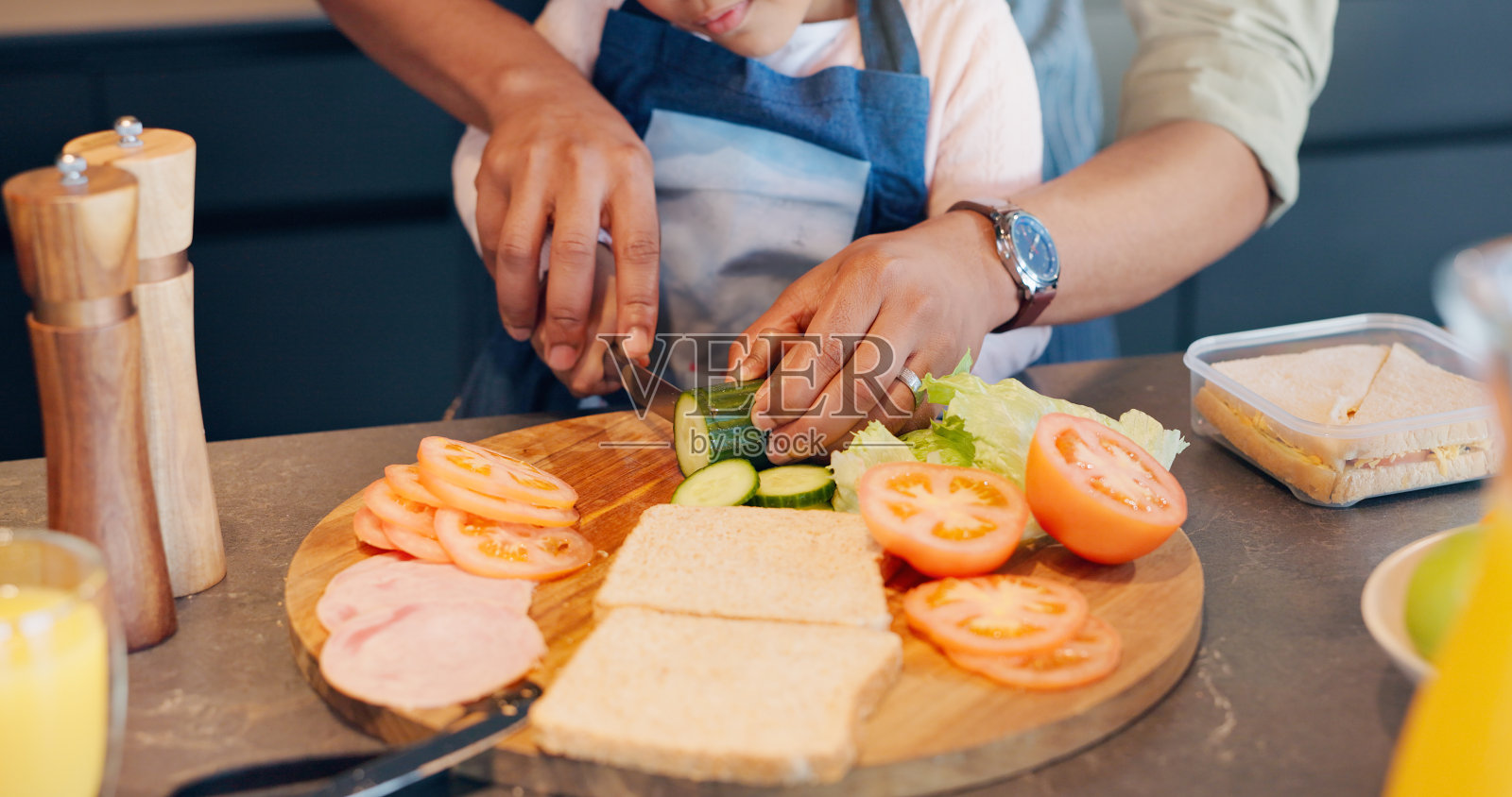 三明治，手或准备餐与孩子的发展，学习或营养在家里。孩子，父母或帮助用刀教育，午餐时间或成长全麦面包健康的选择照片摄影图片