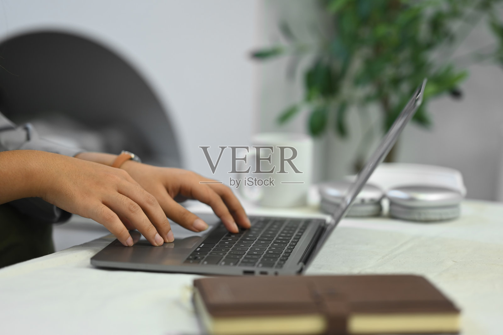 年轻的女商人在工作场所享受早上的咖啡照片摄影图片